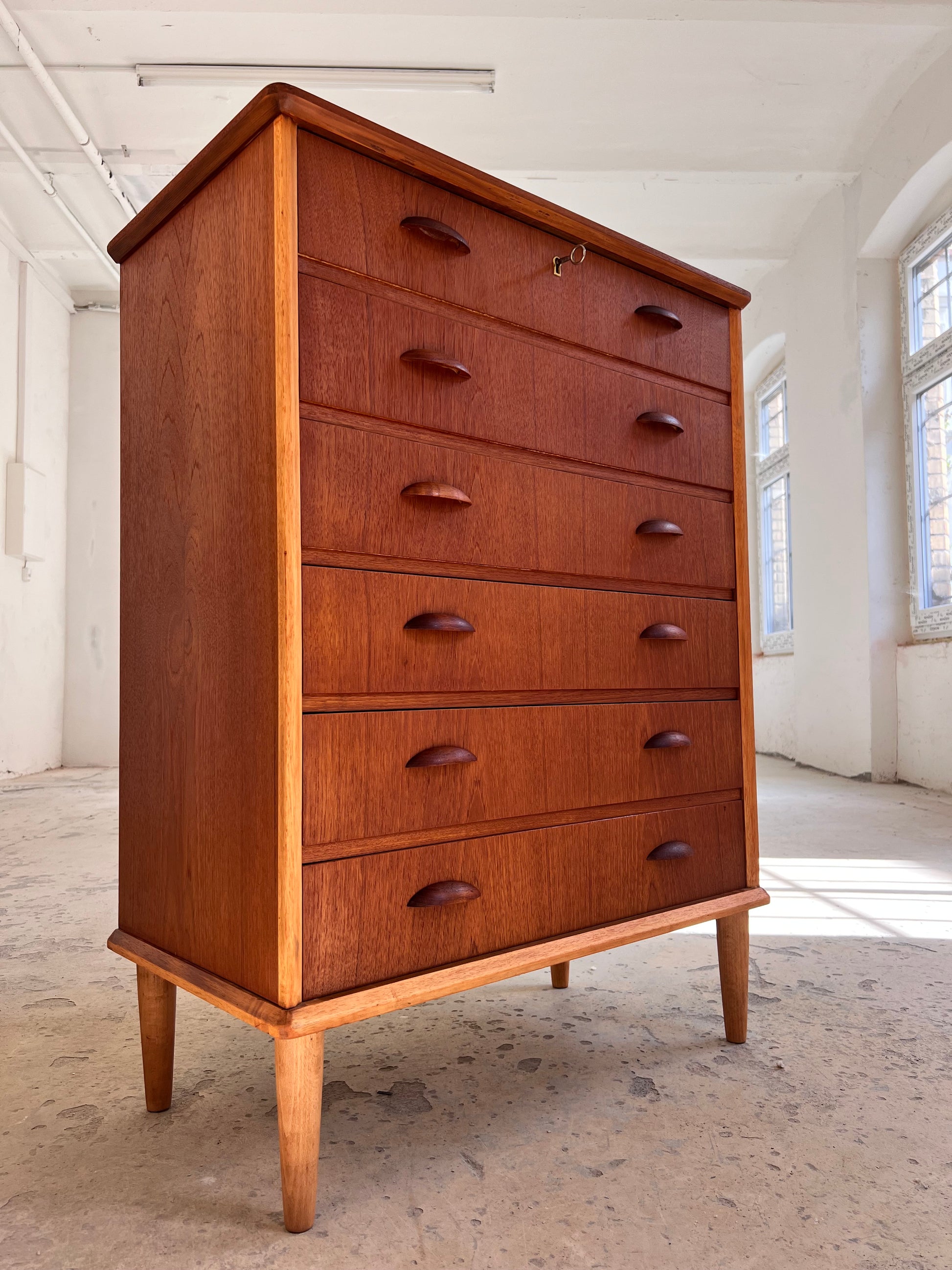 Kommode Teak mit Details in Eiche & Muschelgriffen aus Dänemark