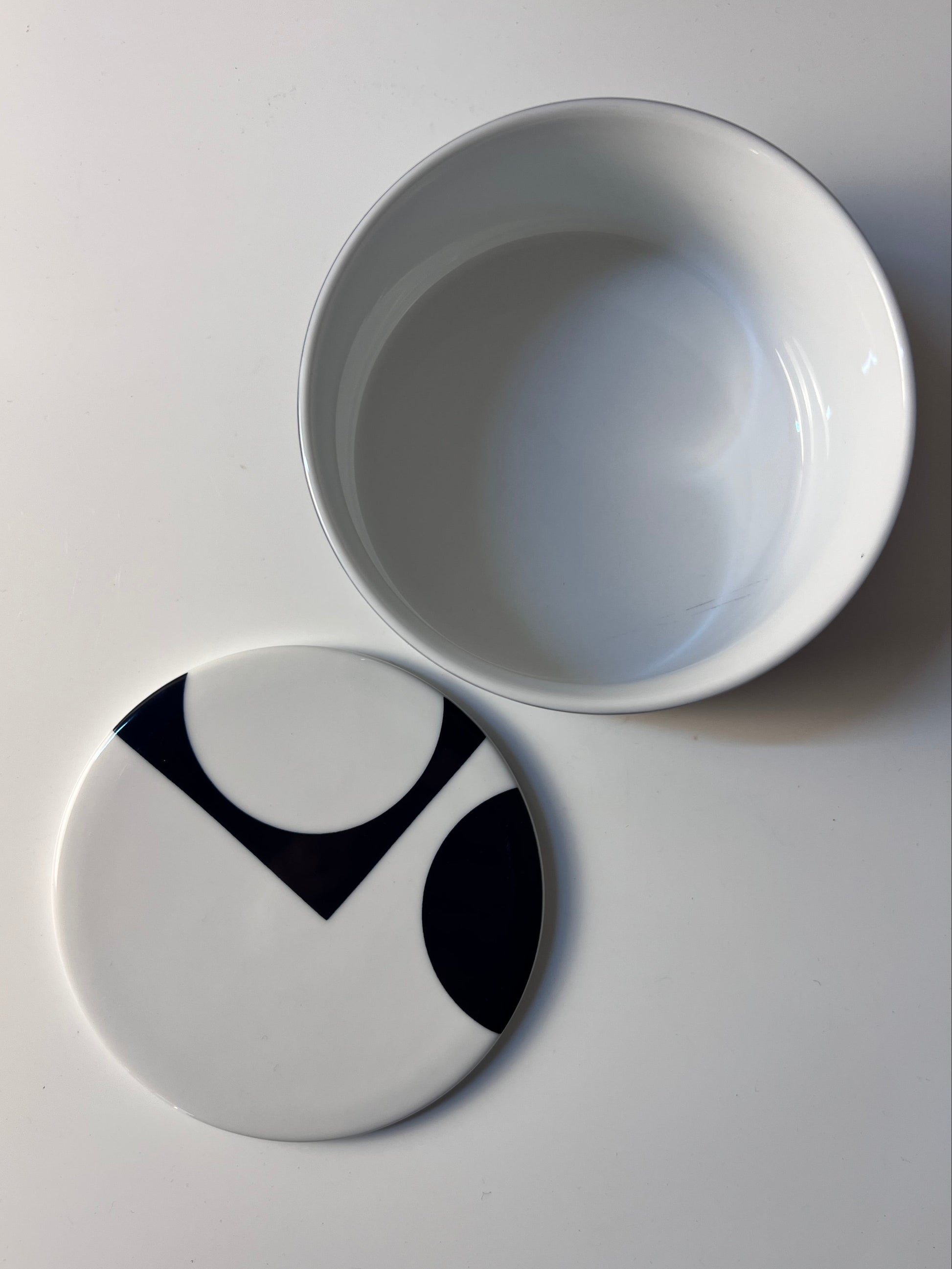 Dose dunkelblau weiß mit "Geometry 1" Print von Verner Panton für Menu