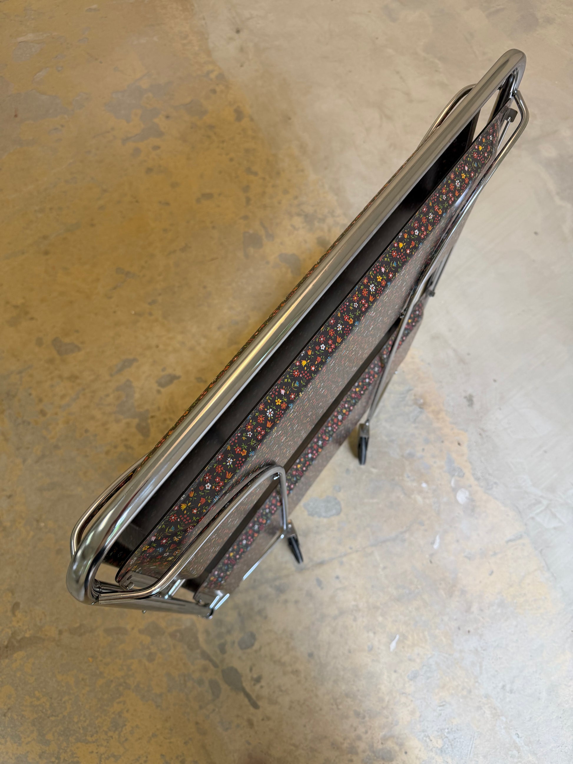 Dinette Servierwagen mit Blümchen und Chrom