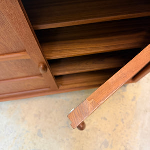 Schrank Teak mit neuen Chromfüßen aus Dänemark