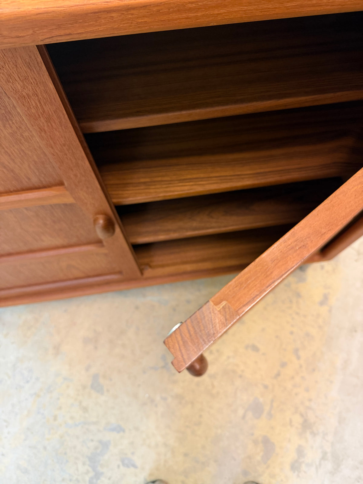Schrank Teak mit neuen Chromfüßen aus Dänemark