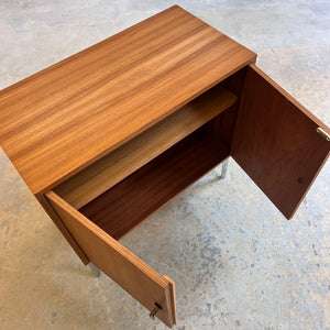 Schrank Esche mit neuen Chromfüßen