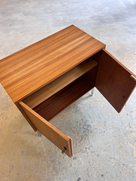 Schrank Esche mit neuen Chromfüßen