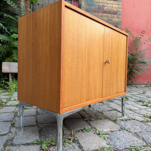 Kleines Sideboard mit Schloss & neuen Chromfüßen