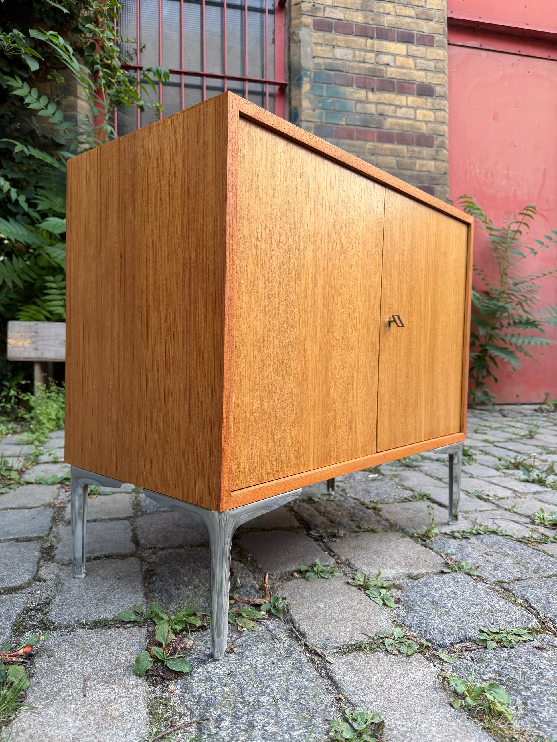 Kleines Sideboard mit Schloss & neuen Chromfüßen