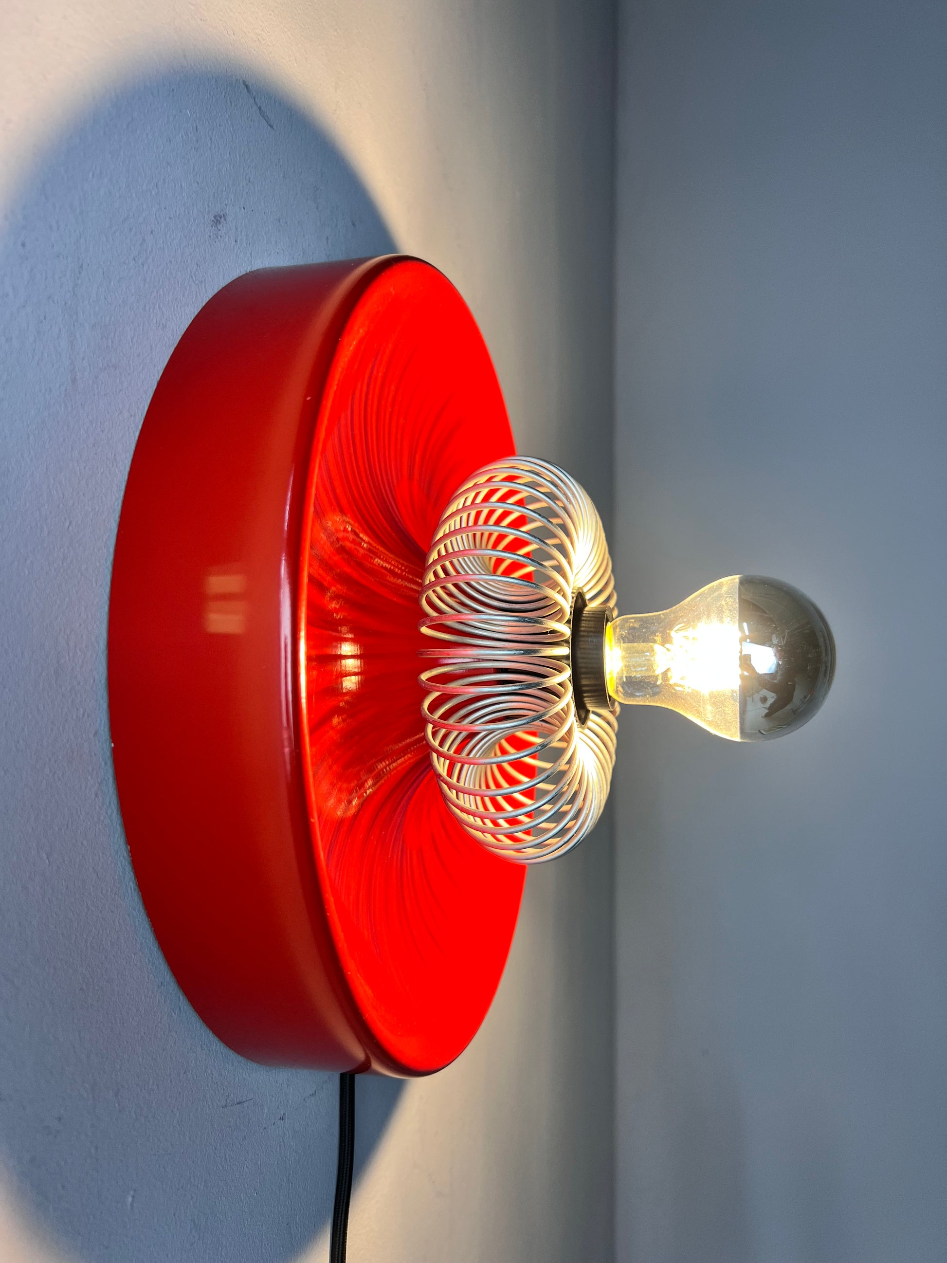 Decken-oder Wandlampe rot mit Sprirale von Elektromfem ISZ