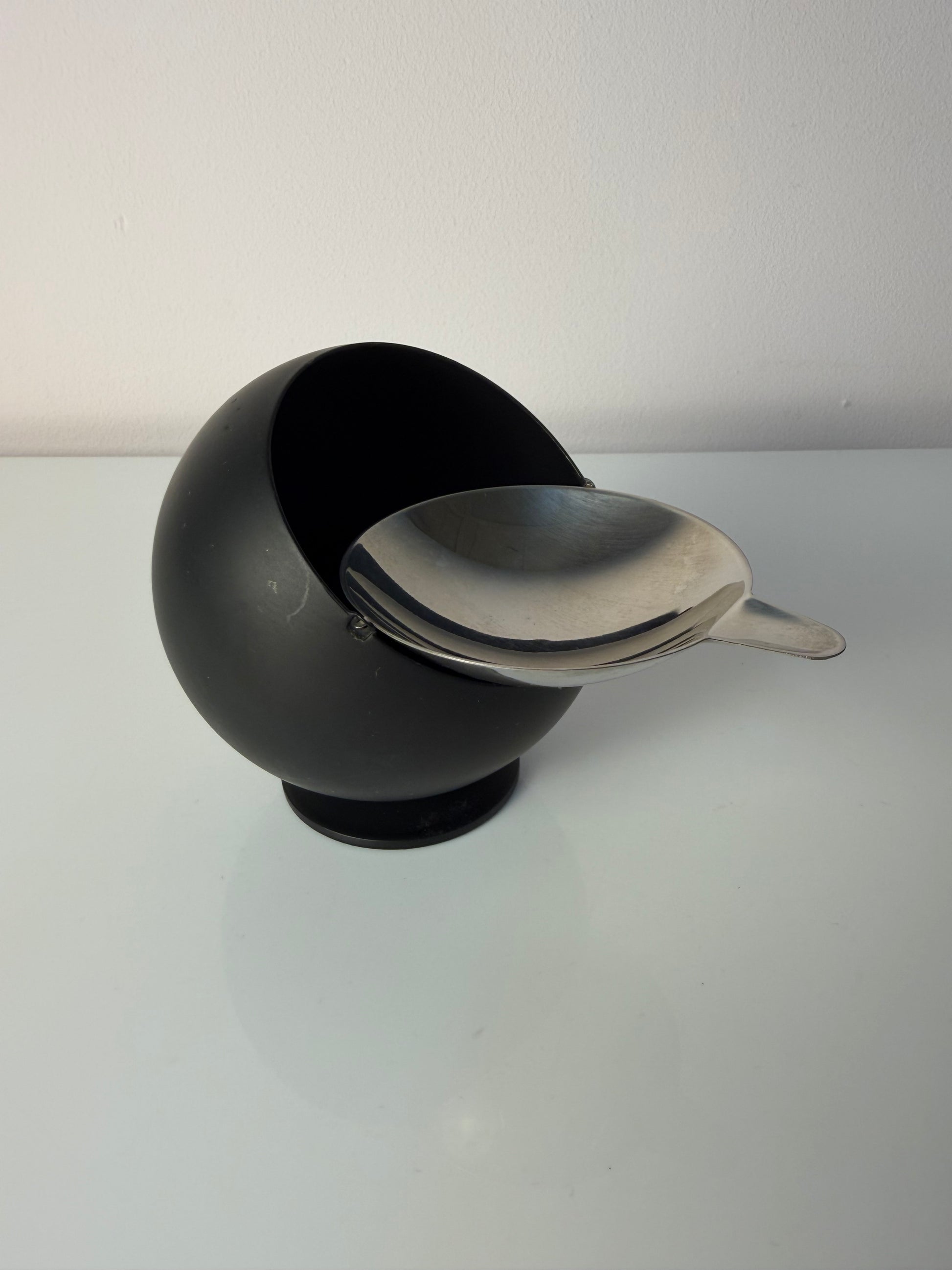 Kugelaschenbecher schwarz Chrom von Quist