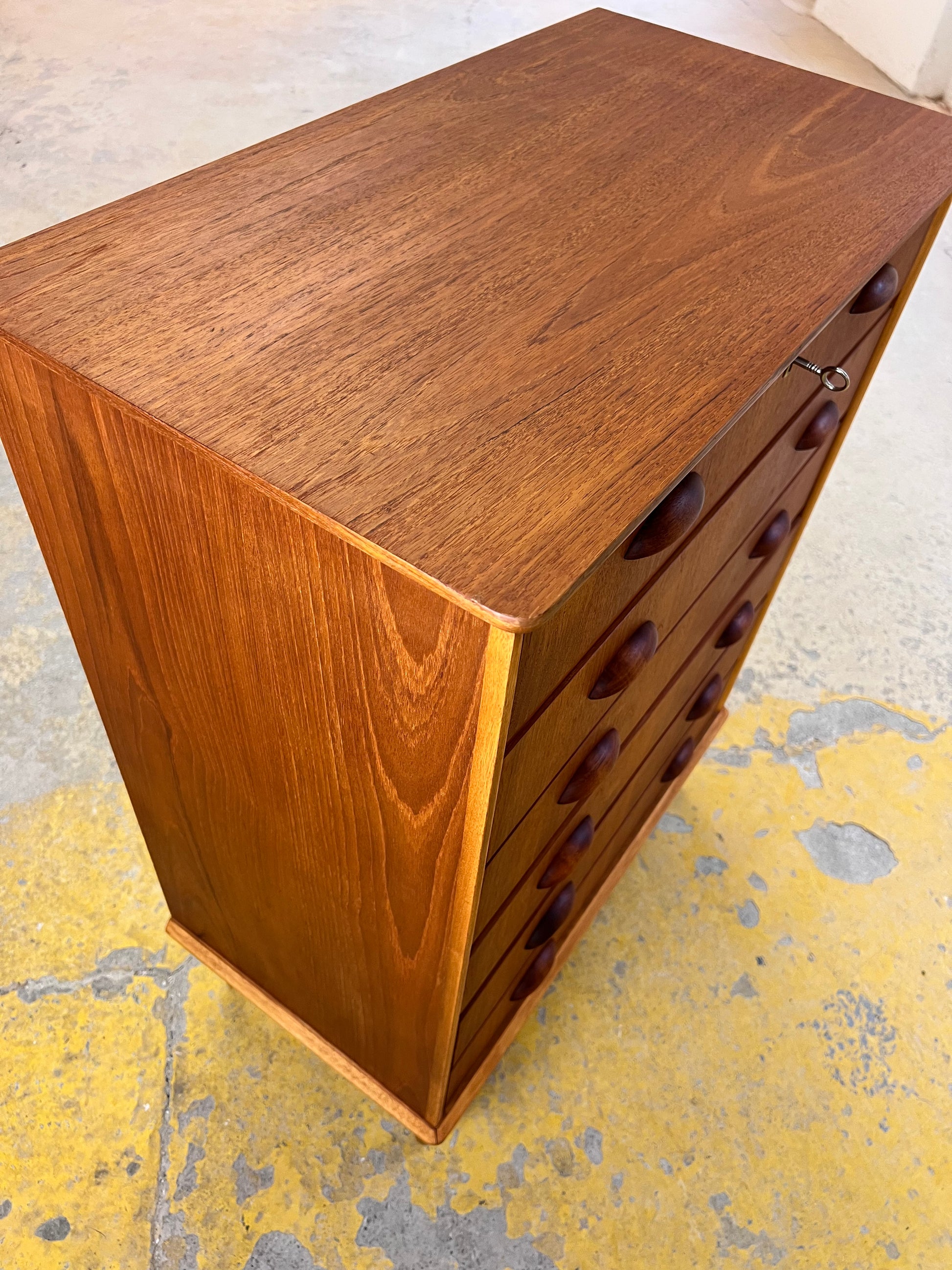 Kommode Teak mit Muschelgriffen aus Dänemark