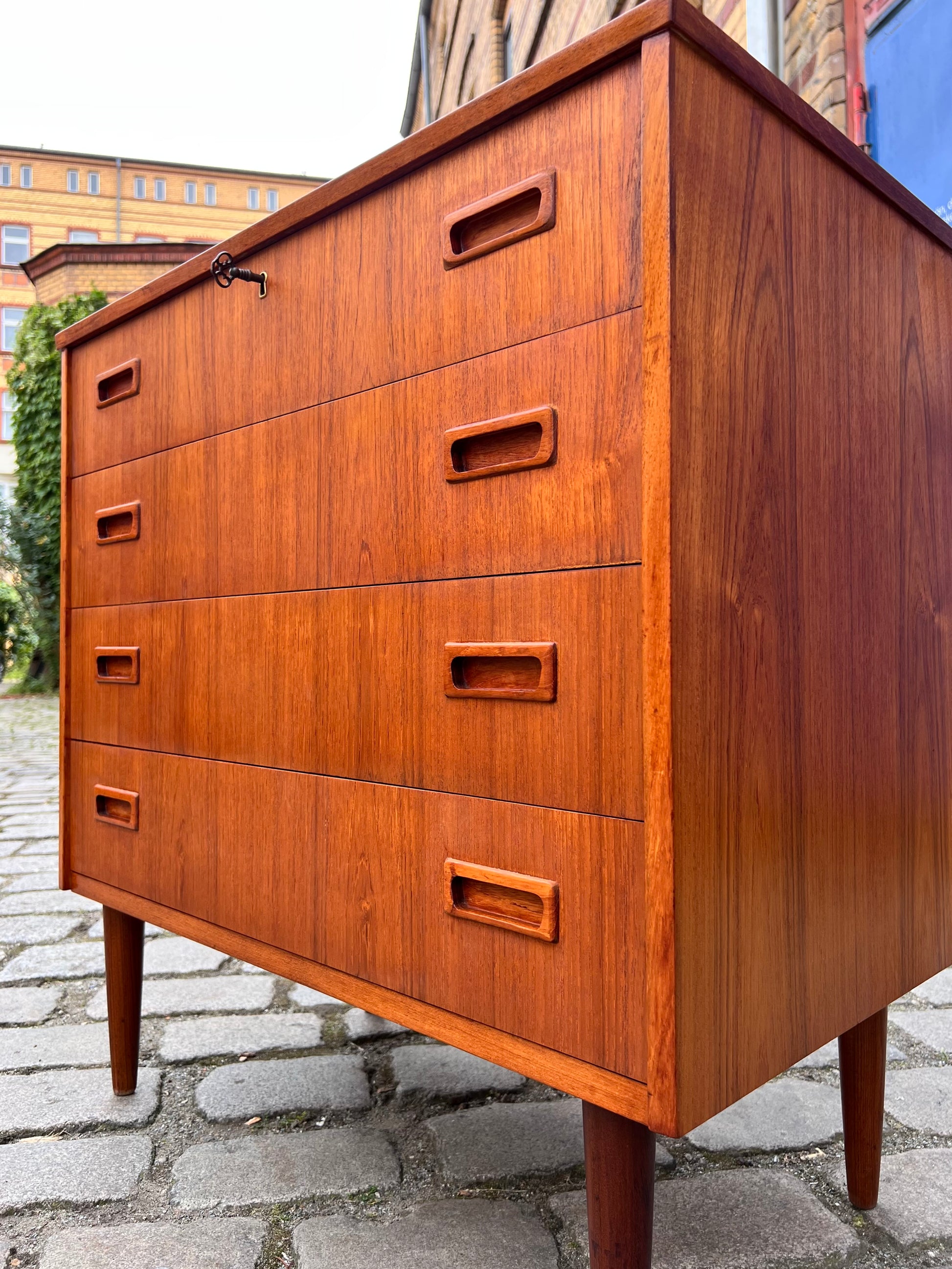 Kommode Teak mit Schloss aus Dänemark