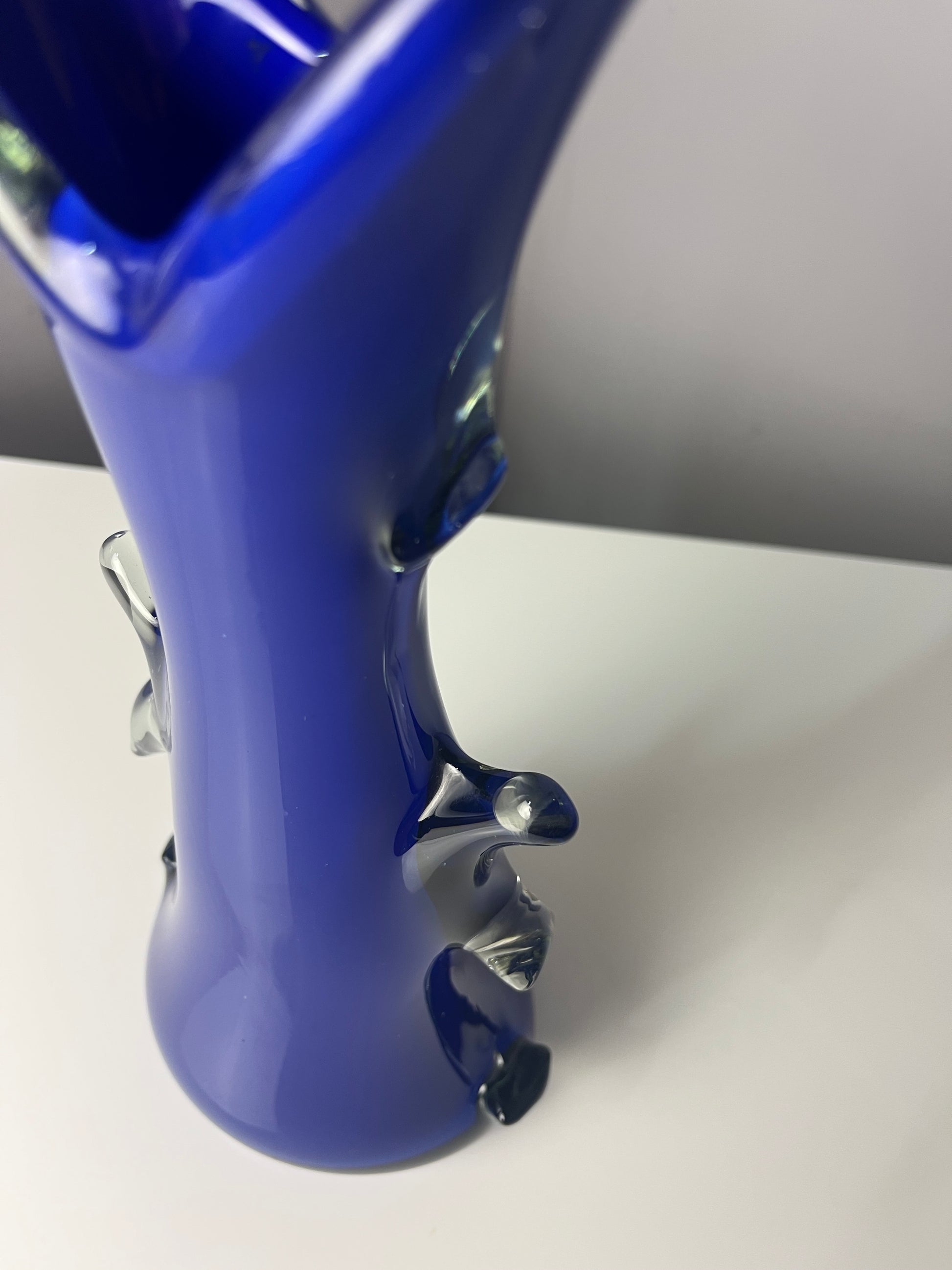 Vase Shark Fin blau Glas von HSG Tarnowiec