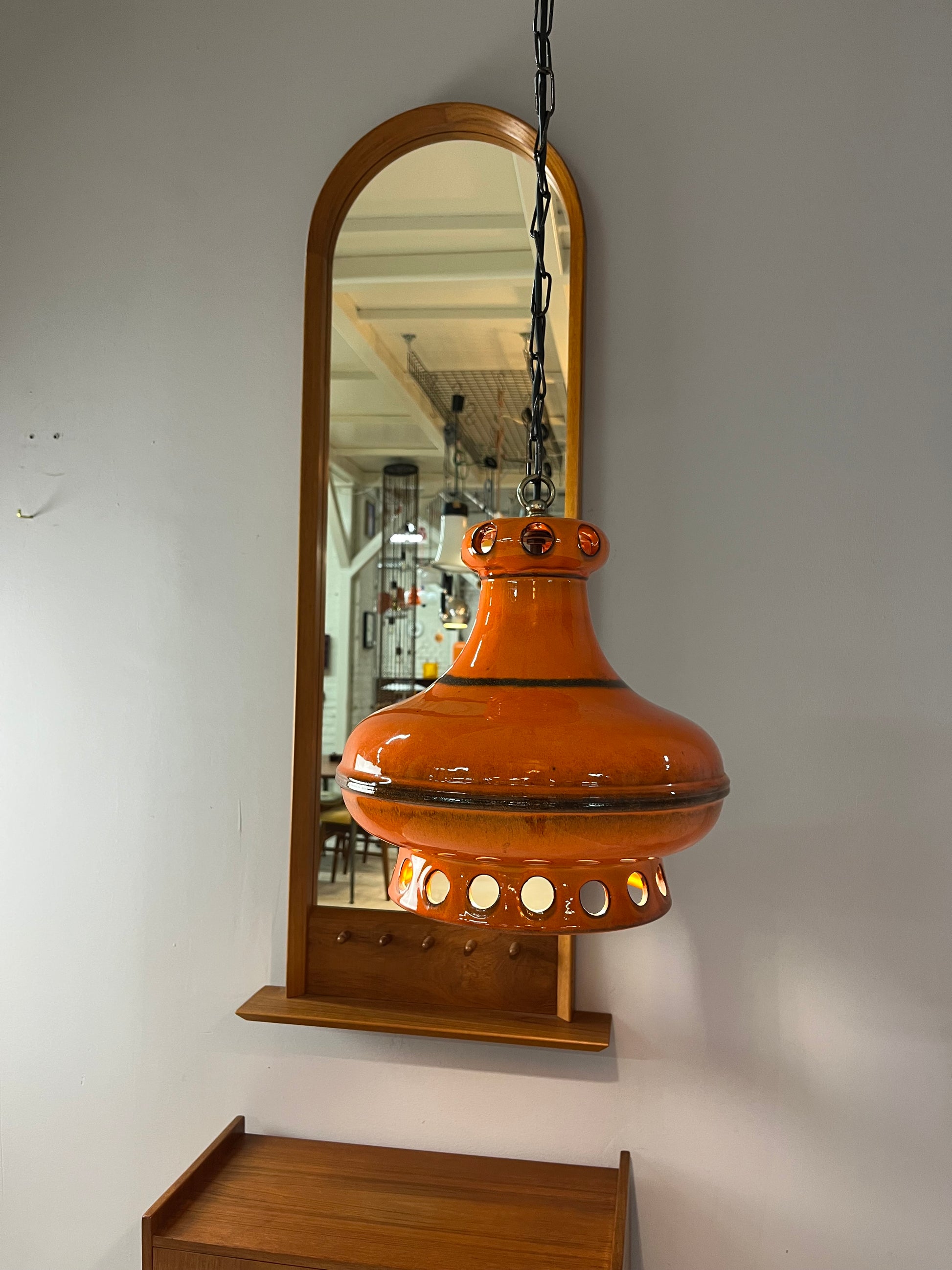 Keramiklampe orange mit Kette aus Westdeutschland