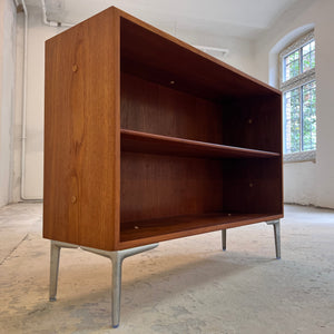 Regal Teak mit neuen Chromfüßen