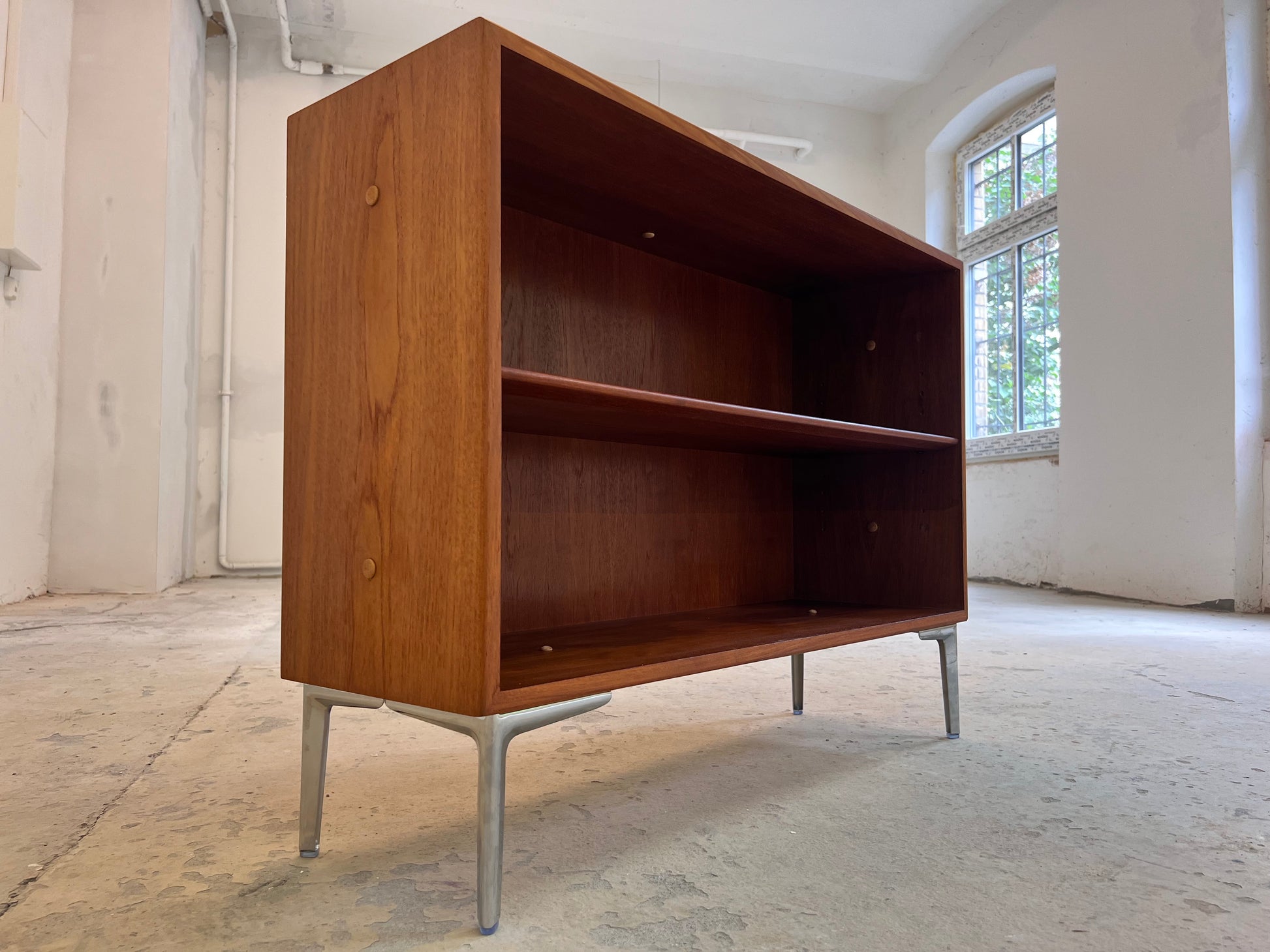 Regal Teak mit neuen Chromfüßen