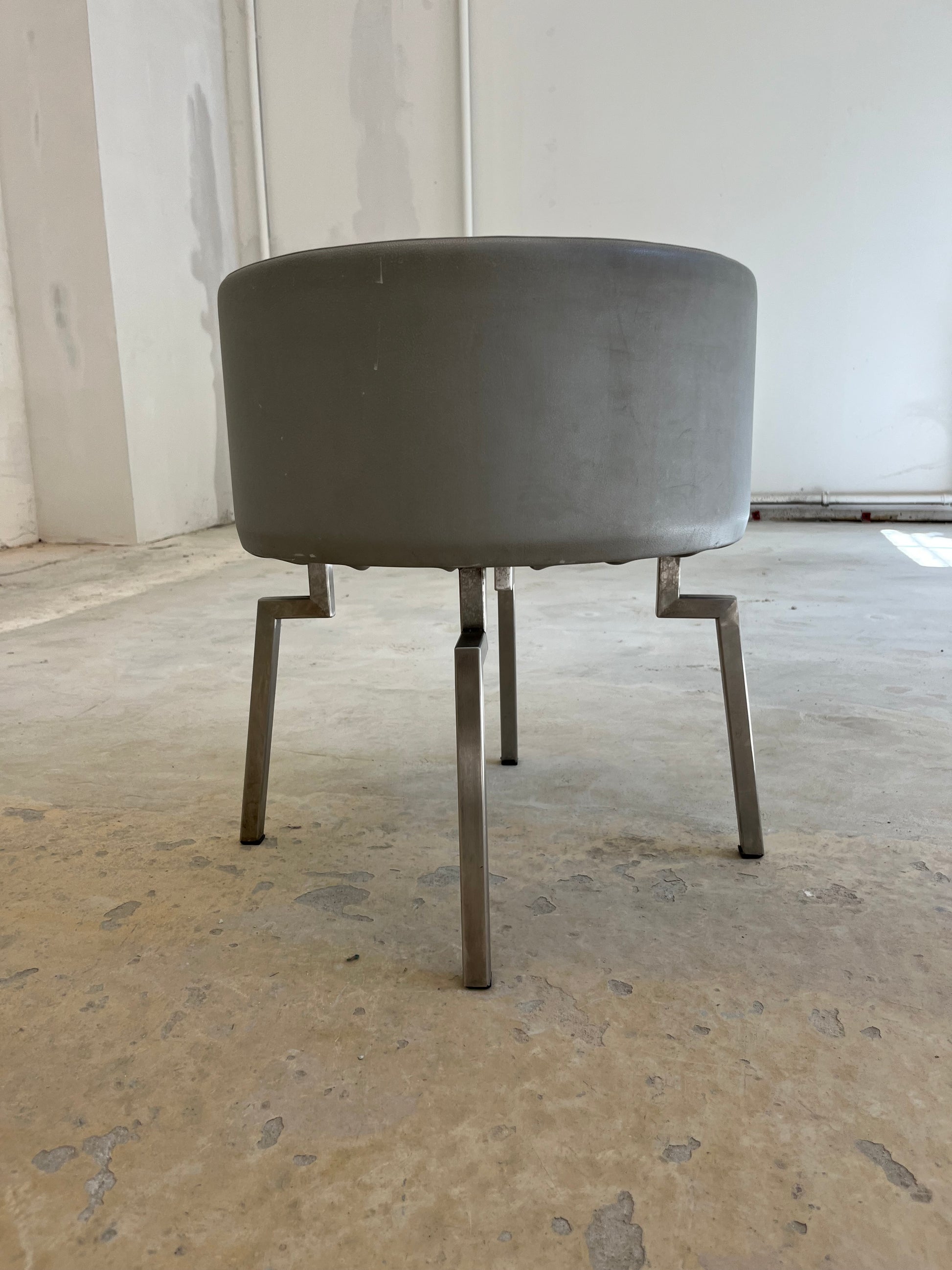 Donut Hocker silbergrau Leder