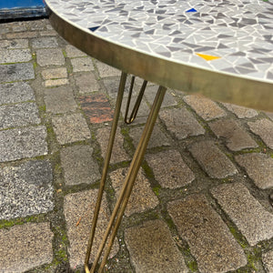 Mosaiktisch weiß grau mit original Messing-Hairpinlegs