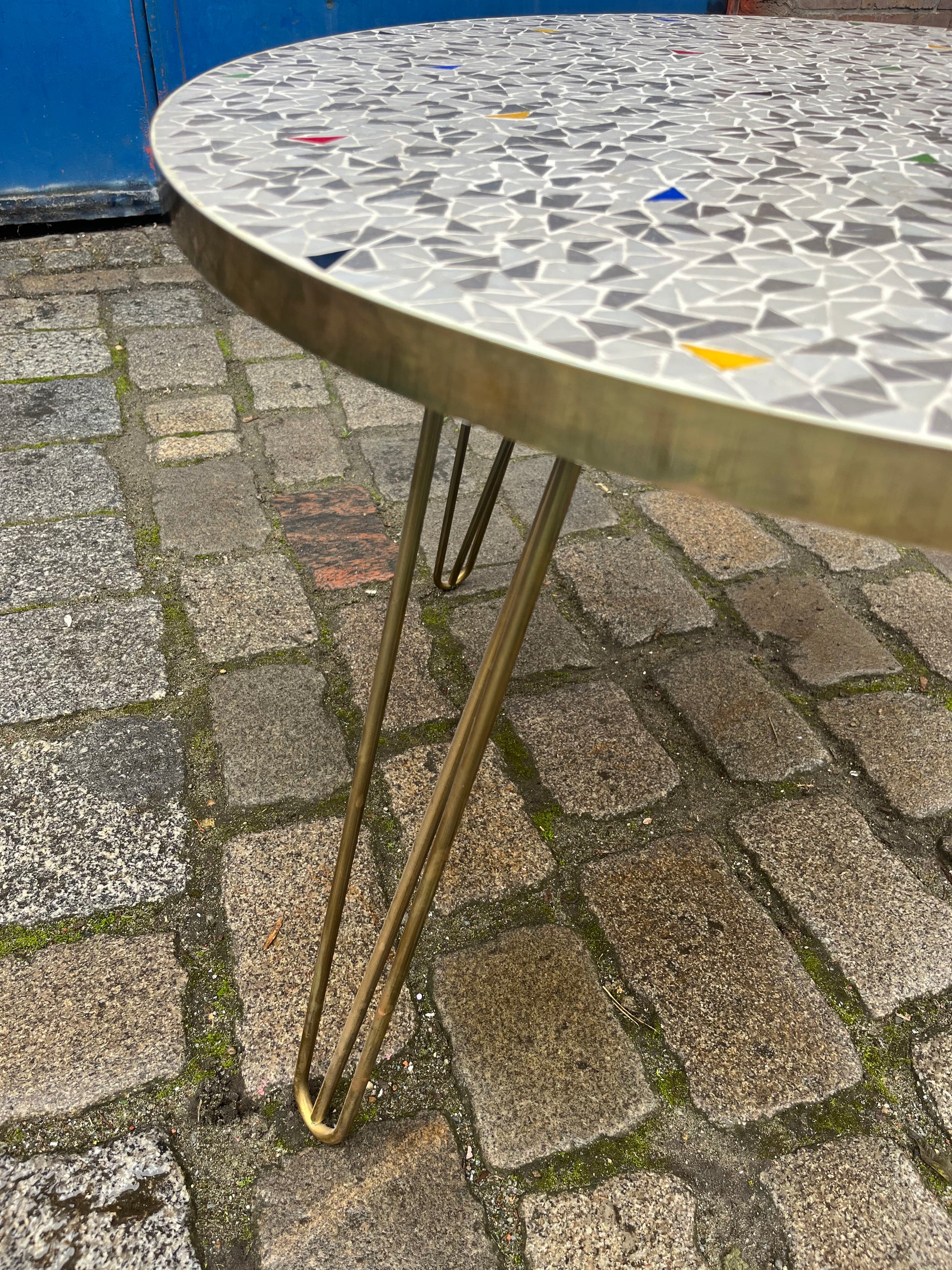 Mosaiktisch weiß grau mit original Messing-Hairpinlegs