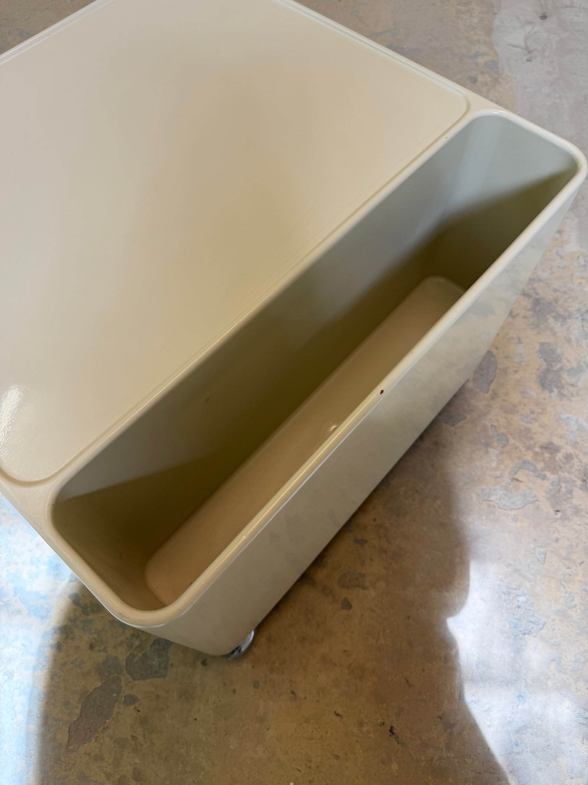 Nachtschrank / Beistelltisch weiß auf Rollen von OPAL Möbel