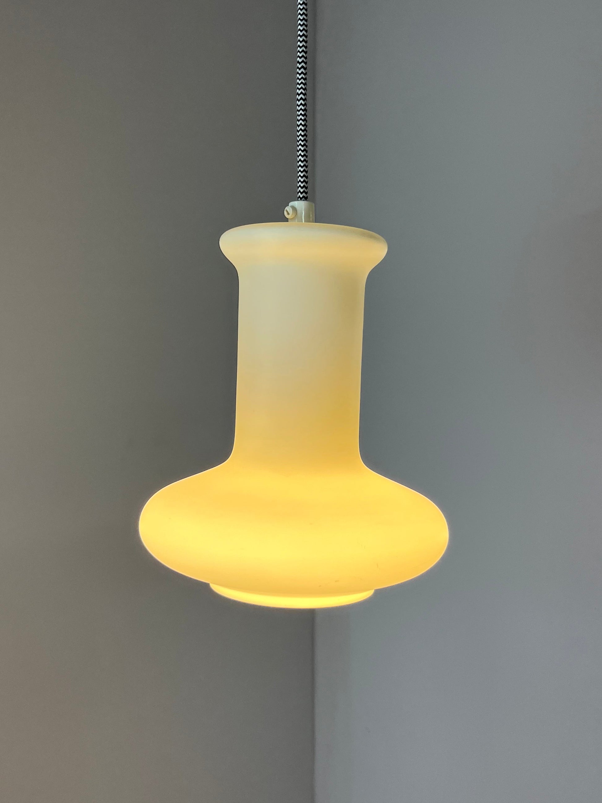 Hängelampe weiß Opalglas von Lightskaer Lighting