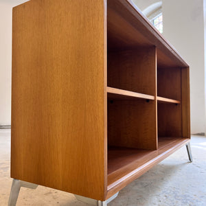 Regal Nussbaum mit neuen Chromfüßen