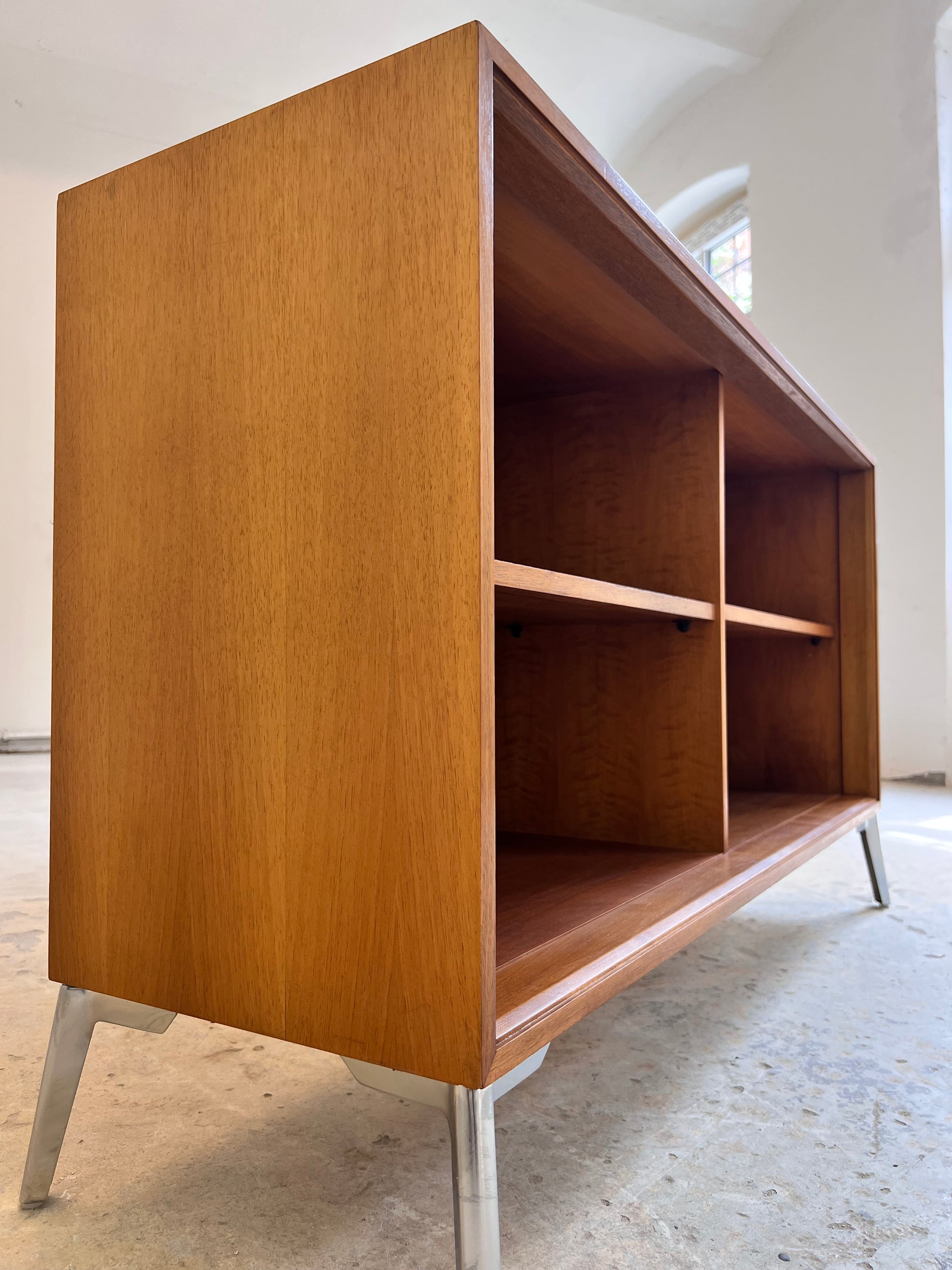Regal Nussbaum mit neuen Chromfüßen