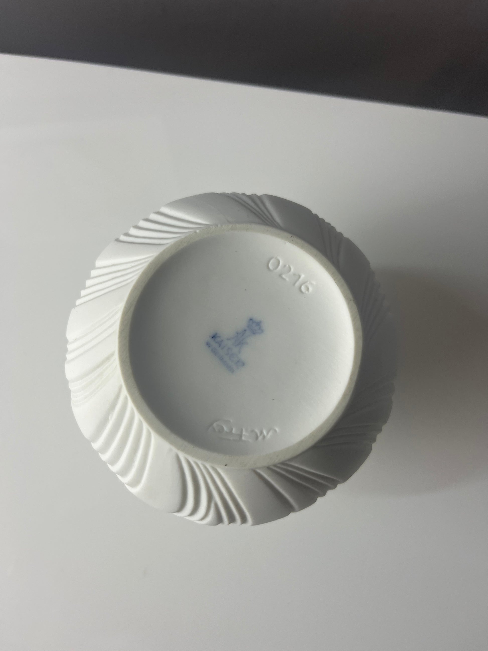 Vase 0216 Biskuitporzellan von Manfred Frey für Kaiser