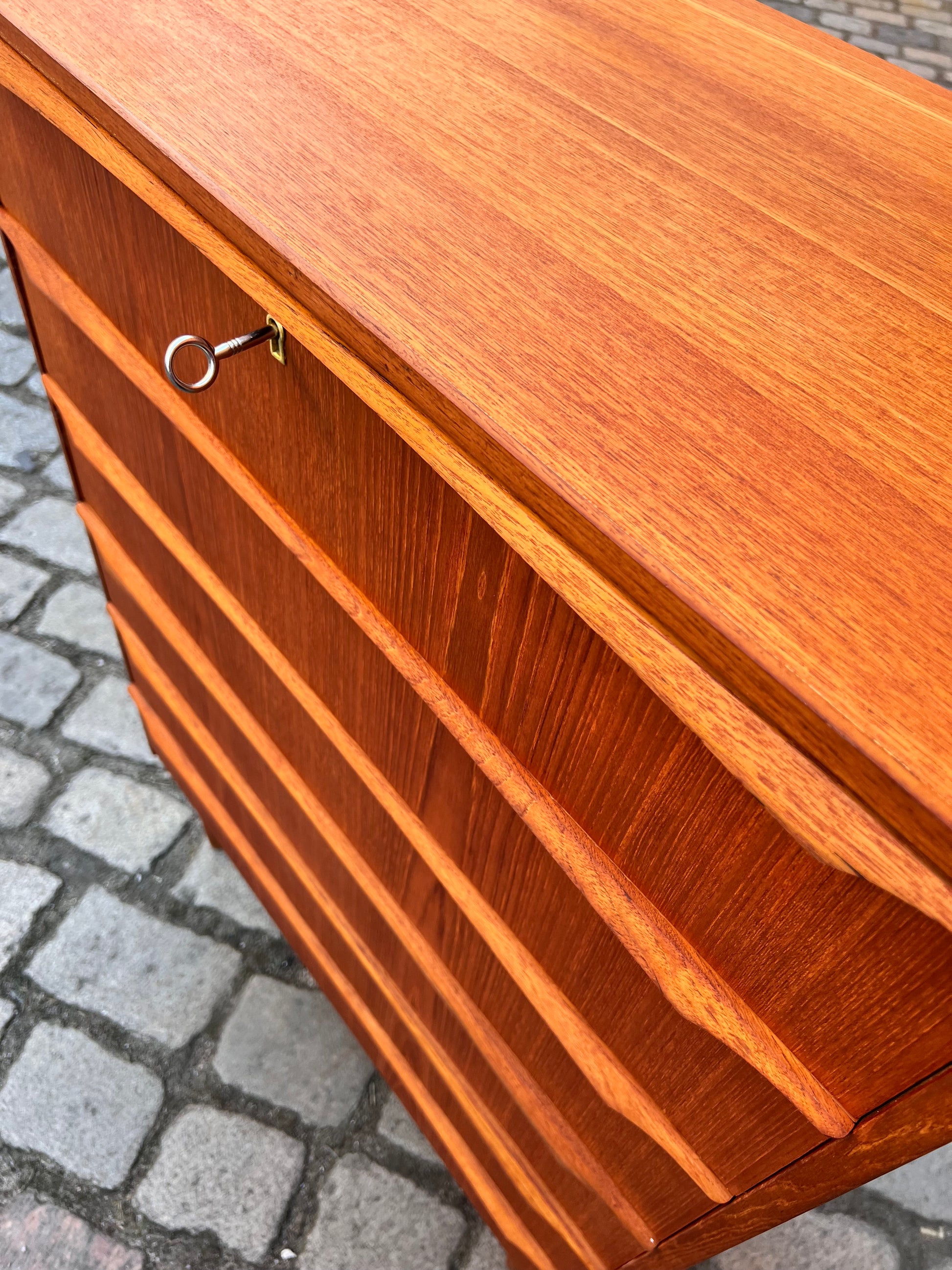 Kommode Teak mit durchgehenden Griffen und Schloss aus Dänemark