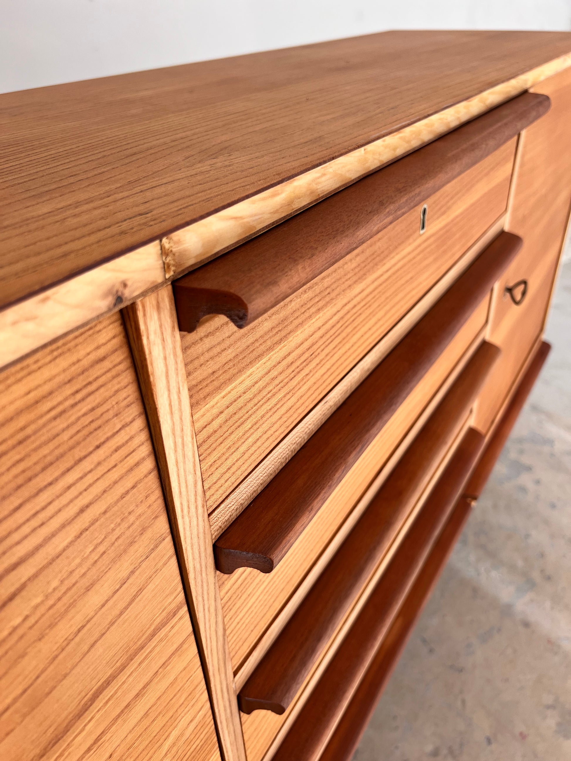 Sideboard Esche mit Schranktüren und Schubladen