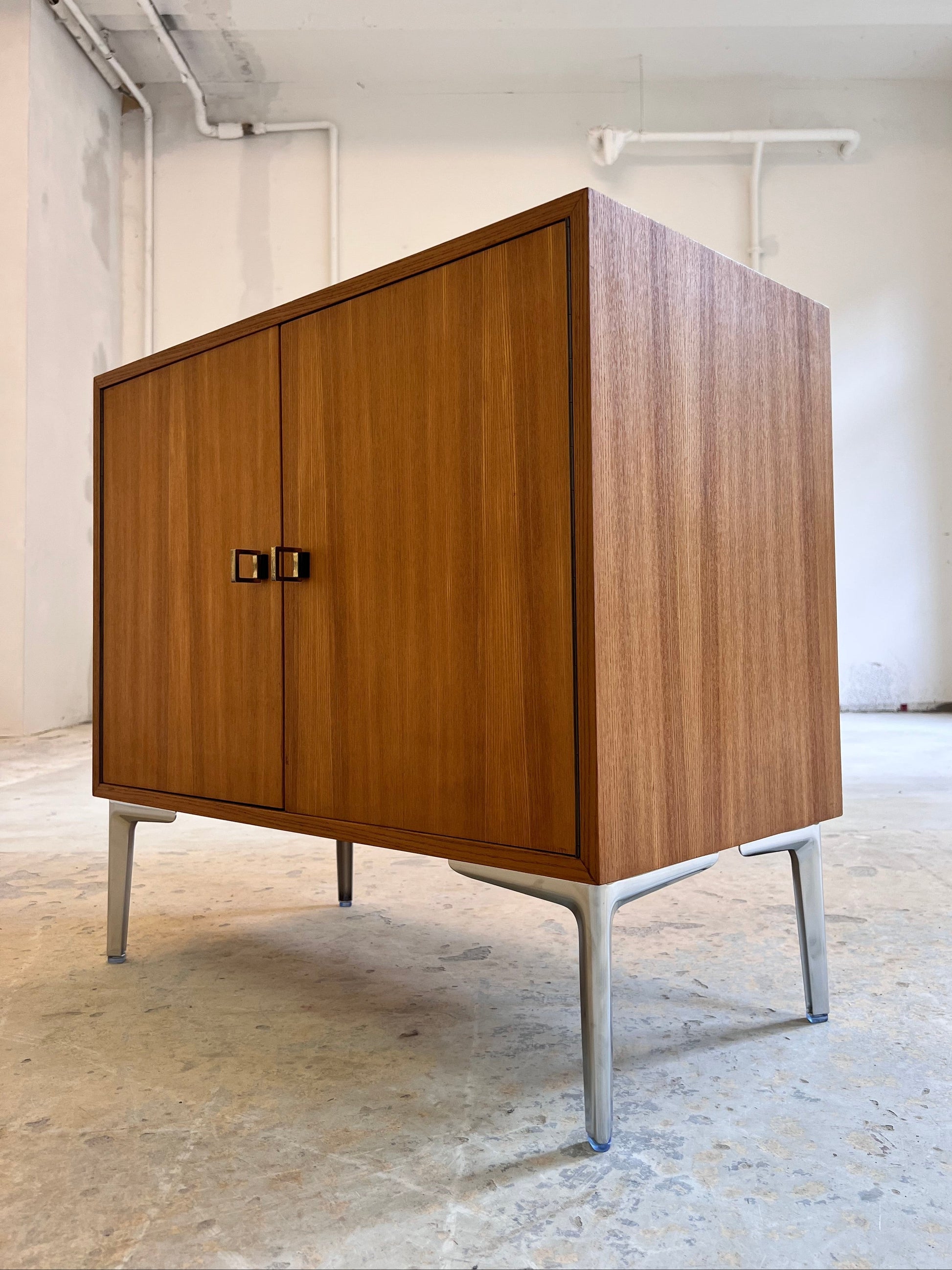 Schrank Esche mit neuen Chromfüßen