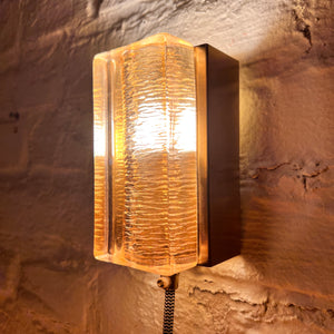 Wandlampe bernsteinfarben Eisglas & Messing von Vitrika