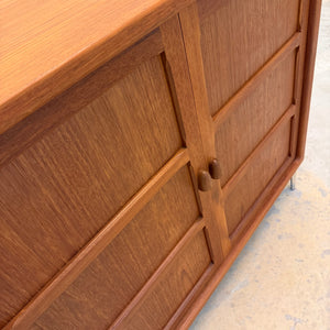 Schrank Teak mit neuen Chromfüßen aus Dänemark