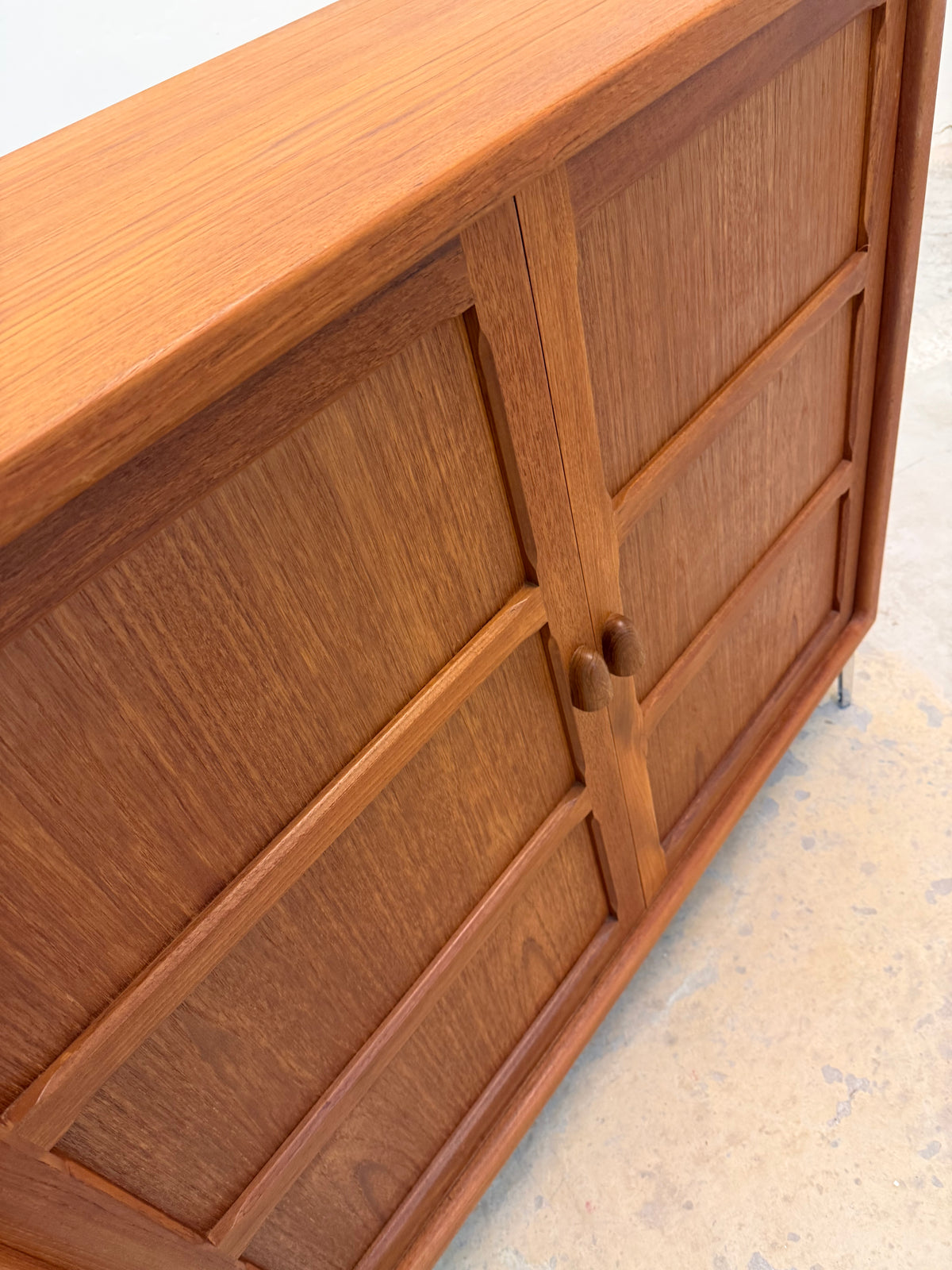 Schrank Teak mit neuen Chromfüßen aus Dänemark