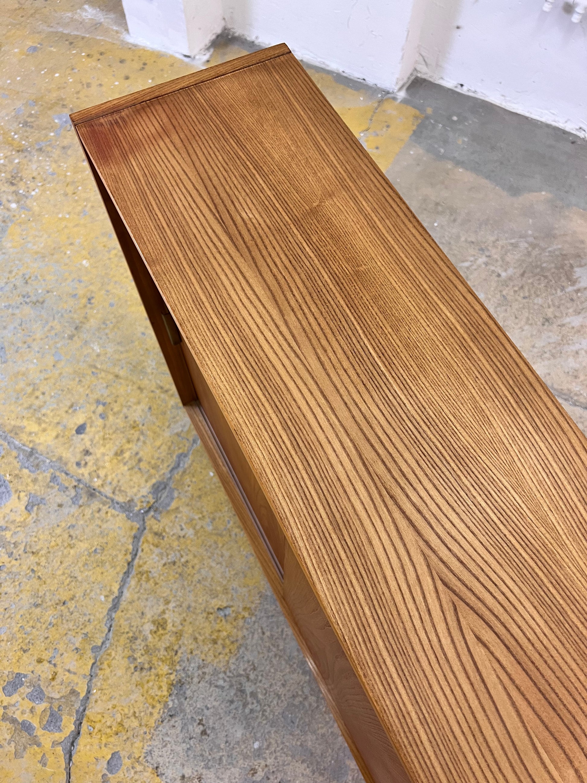 Regal Typ 605 mit Schiebetüren auf Hairpinlegs von Herbert Eilenberg für Hellerau