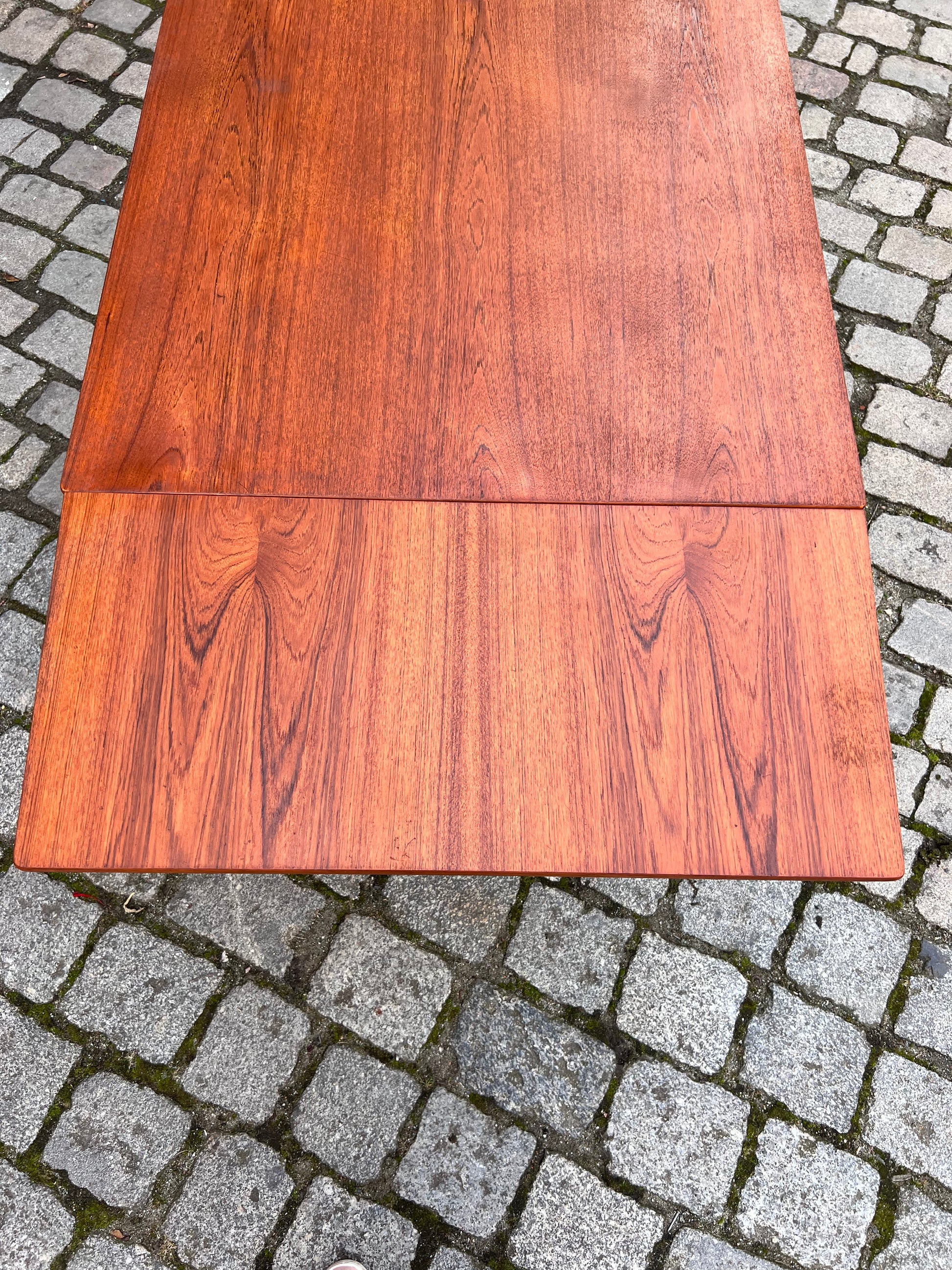 Esstisch Teak ausziehbar mit trapezförmigen Tischblättern