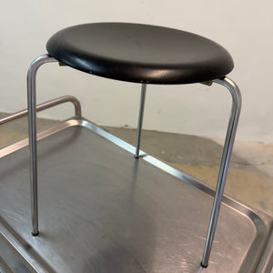 Tripod Dot Hocker schwarz Chrom von Arne Jacobsen für Fritz Hansen