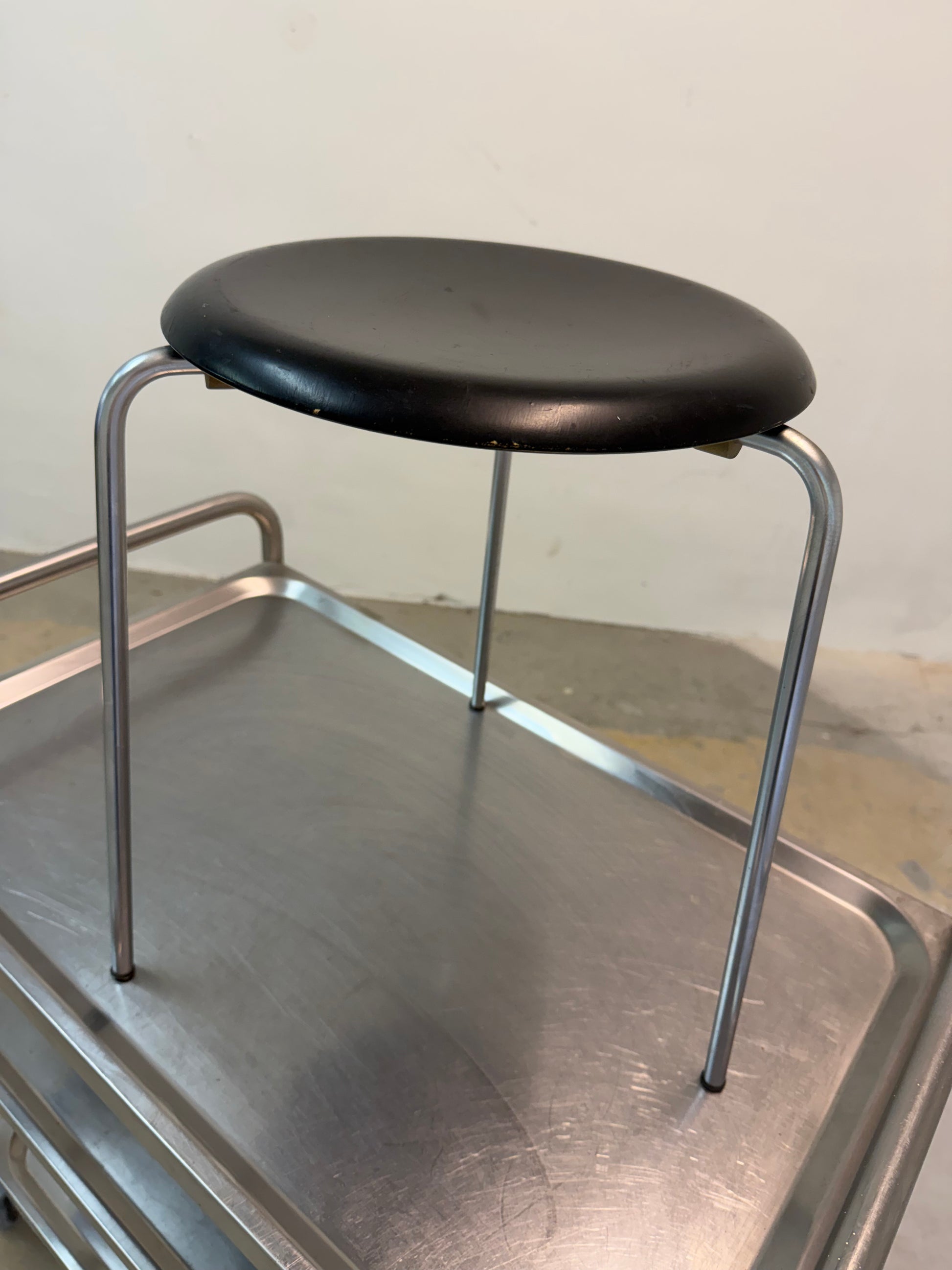 Tripod Dot Hocker schwarz Chrom von Arne Jacobsen für Fritz Hansen