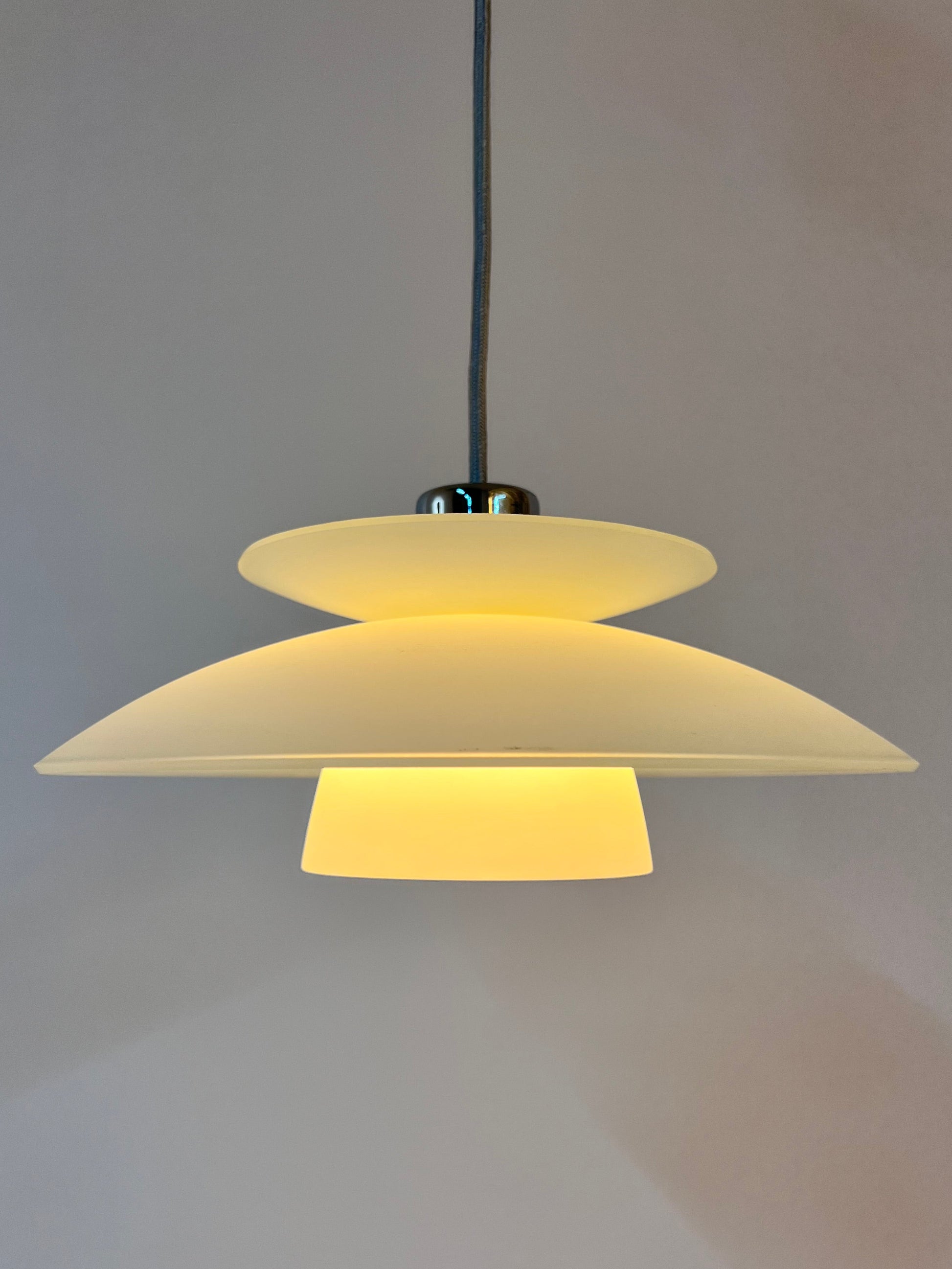 Lamellenlampe Milchglas Chrom aus Dänemark
