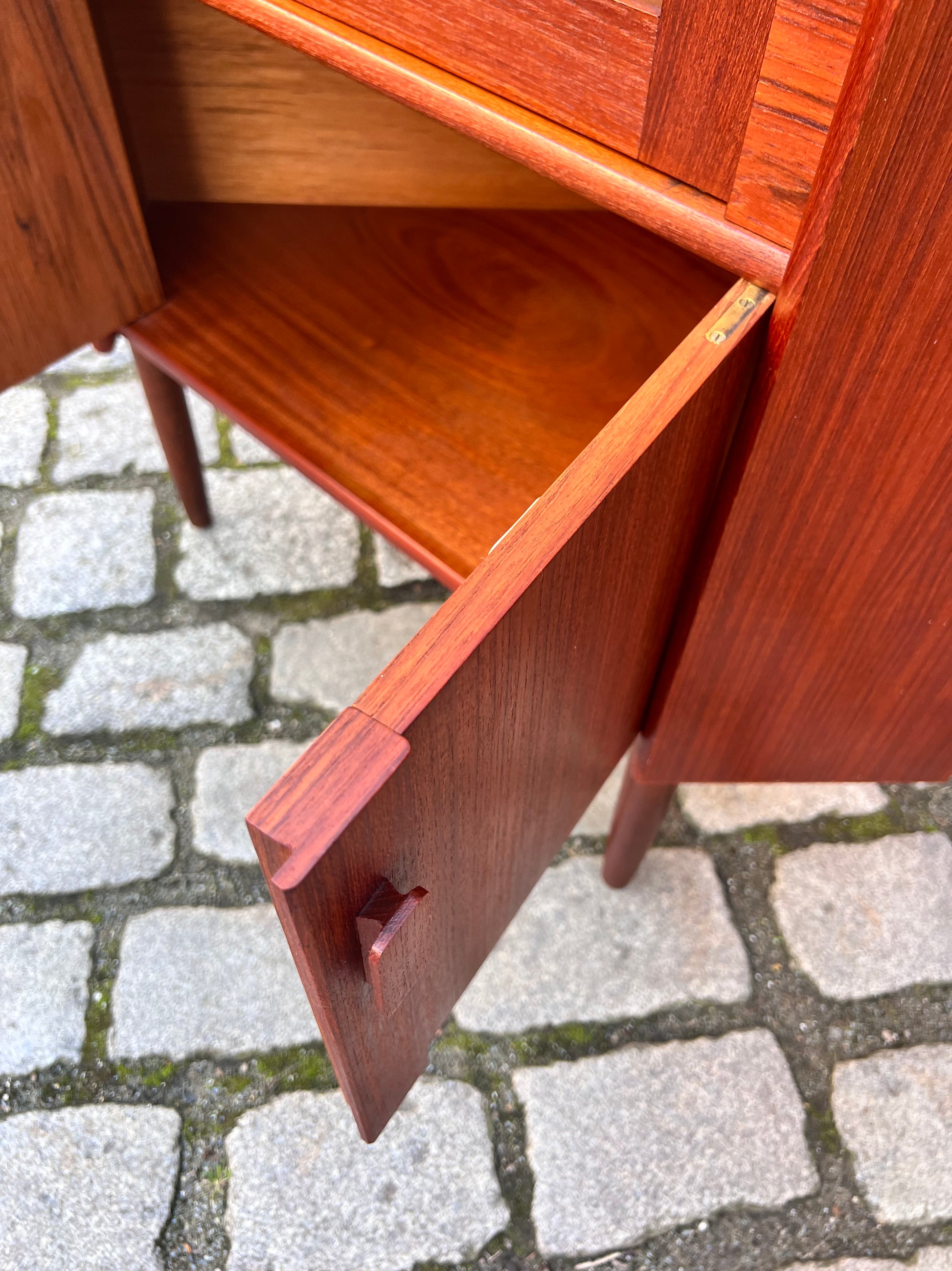 Eckschrank Teak mit Glastür und Schloss