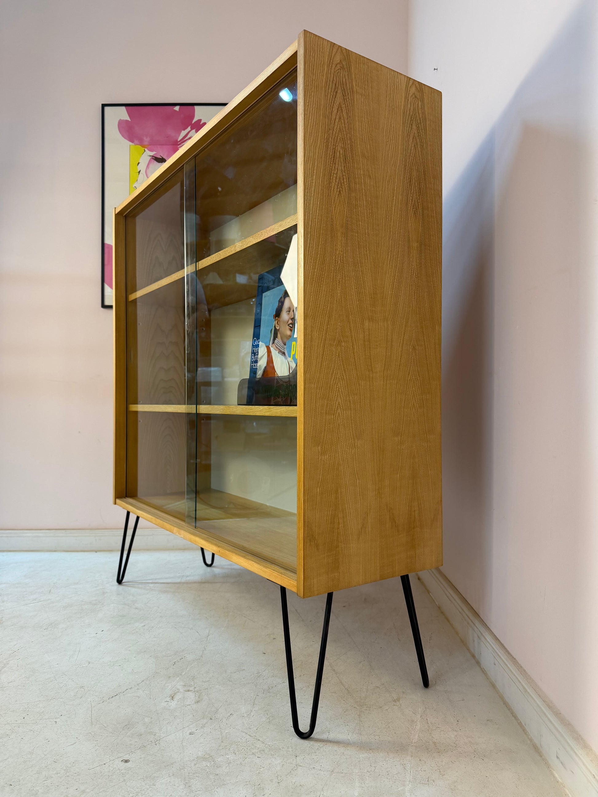 Vitrine Typ 430 mit neuen Hairpinlegs von Joachim Nebelung für Hellerau