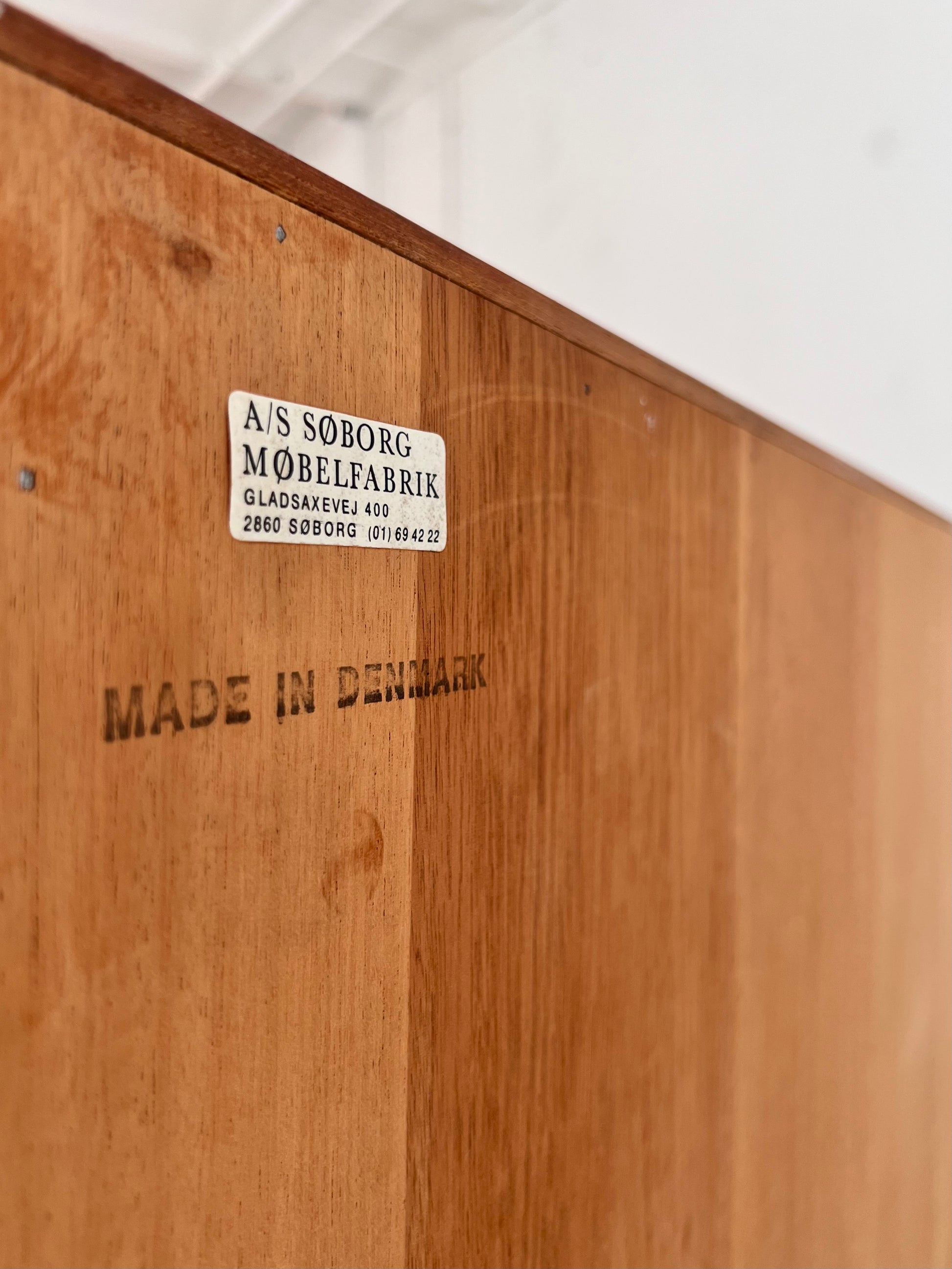 Regal Teak mit neuen Chromfüßen von Søborg Møbelfabrik