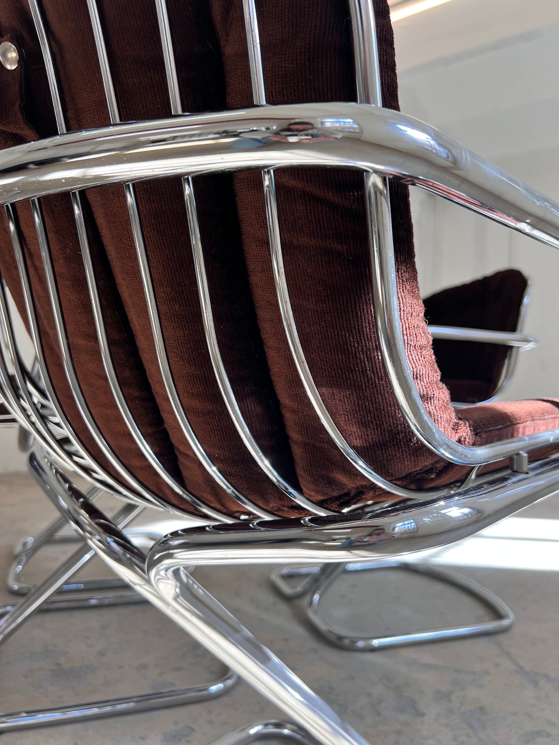 Freischwinger Chrom mit braunem Sitzkissen von Gastone Rinaldi für Rima