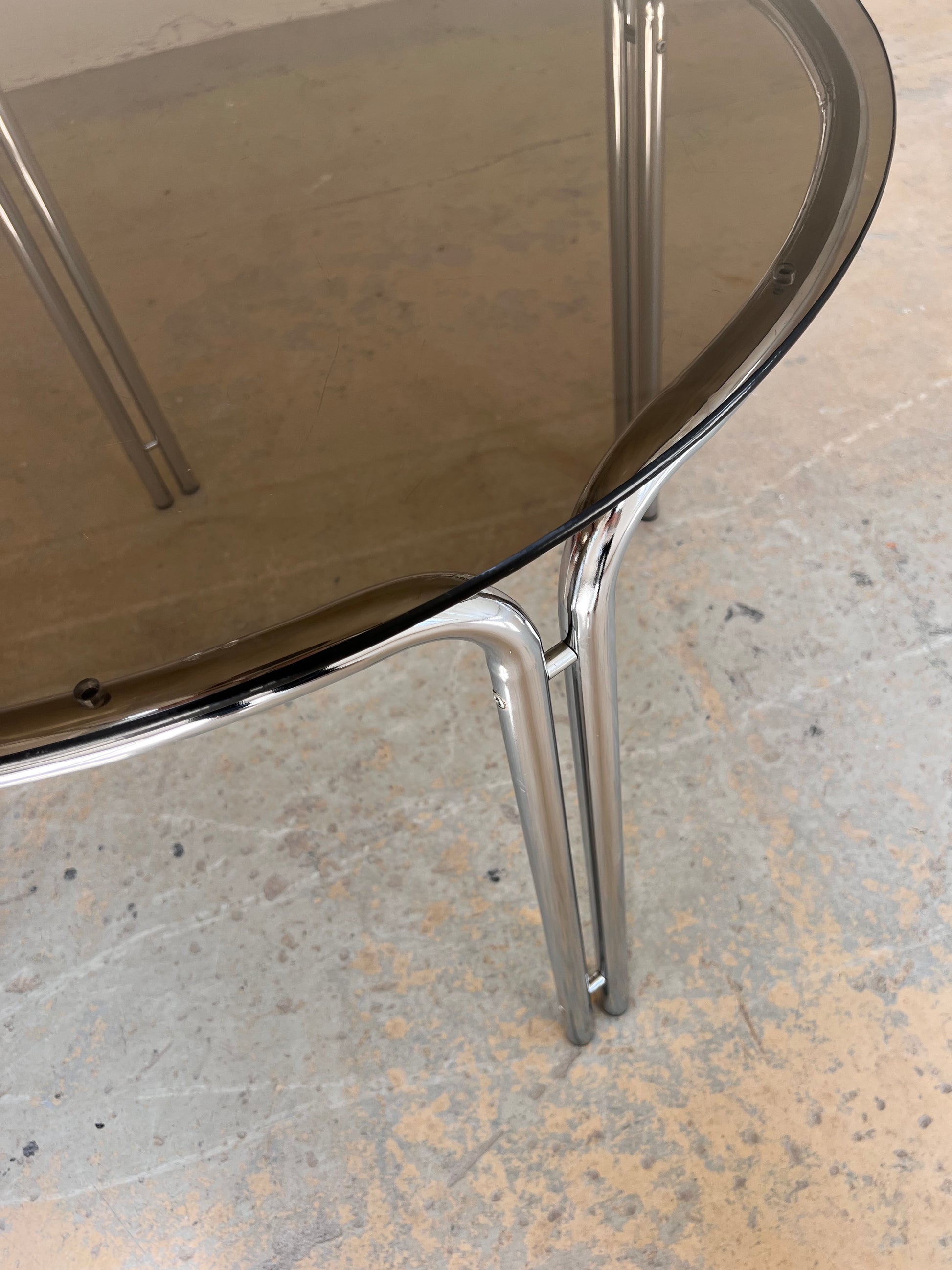 Runder Esstisch Chrom & getöntes Glas