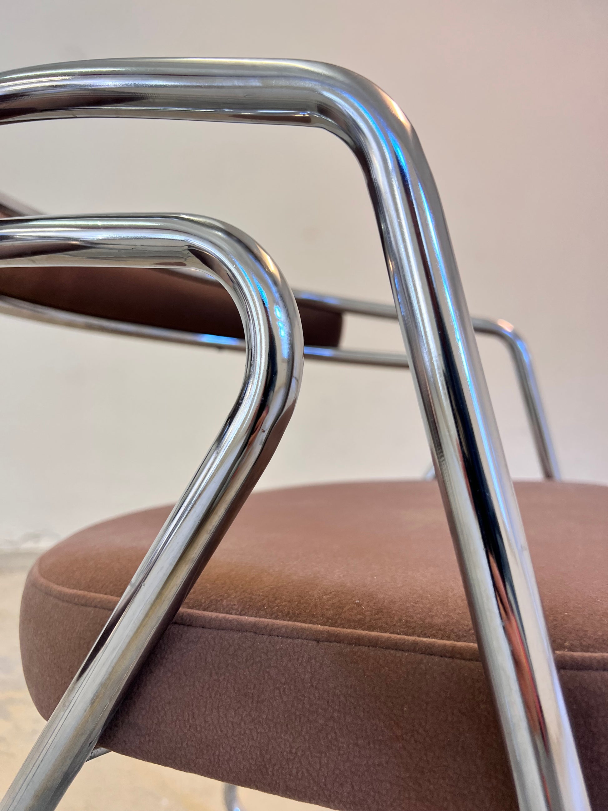 Polsterstuhl Chrom mit braunem Velour