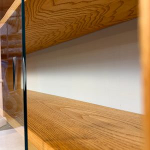 Vitrine Esche mit hellblauer Rückwand & neuen Chromfüßen von Hellerau