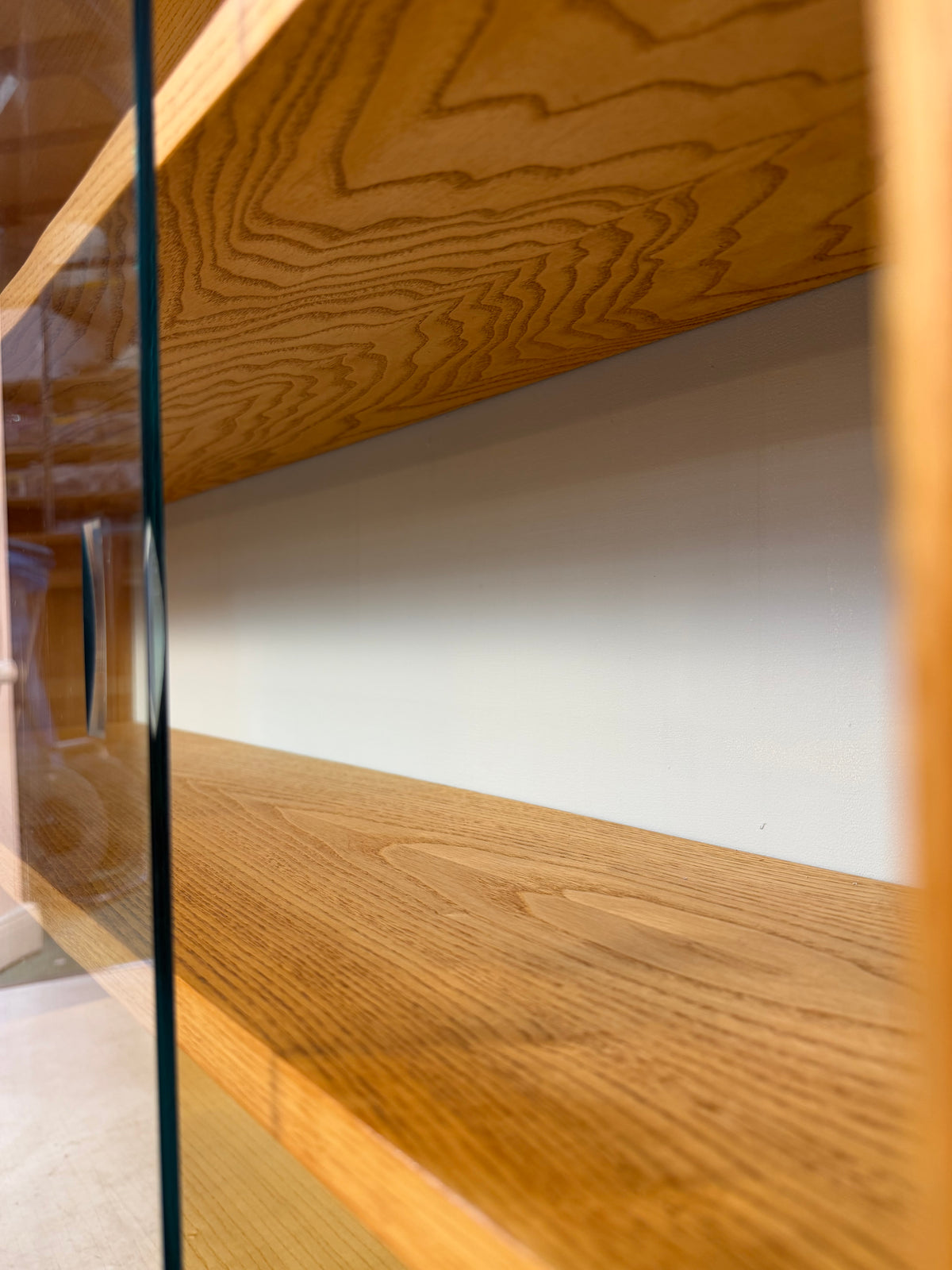 Vitrine Esche mit hellblauer Rückwand & neuen Chromfüßen von Hellerau