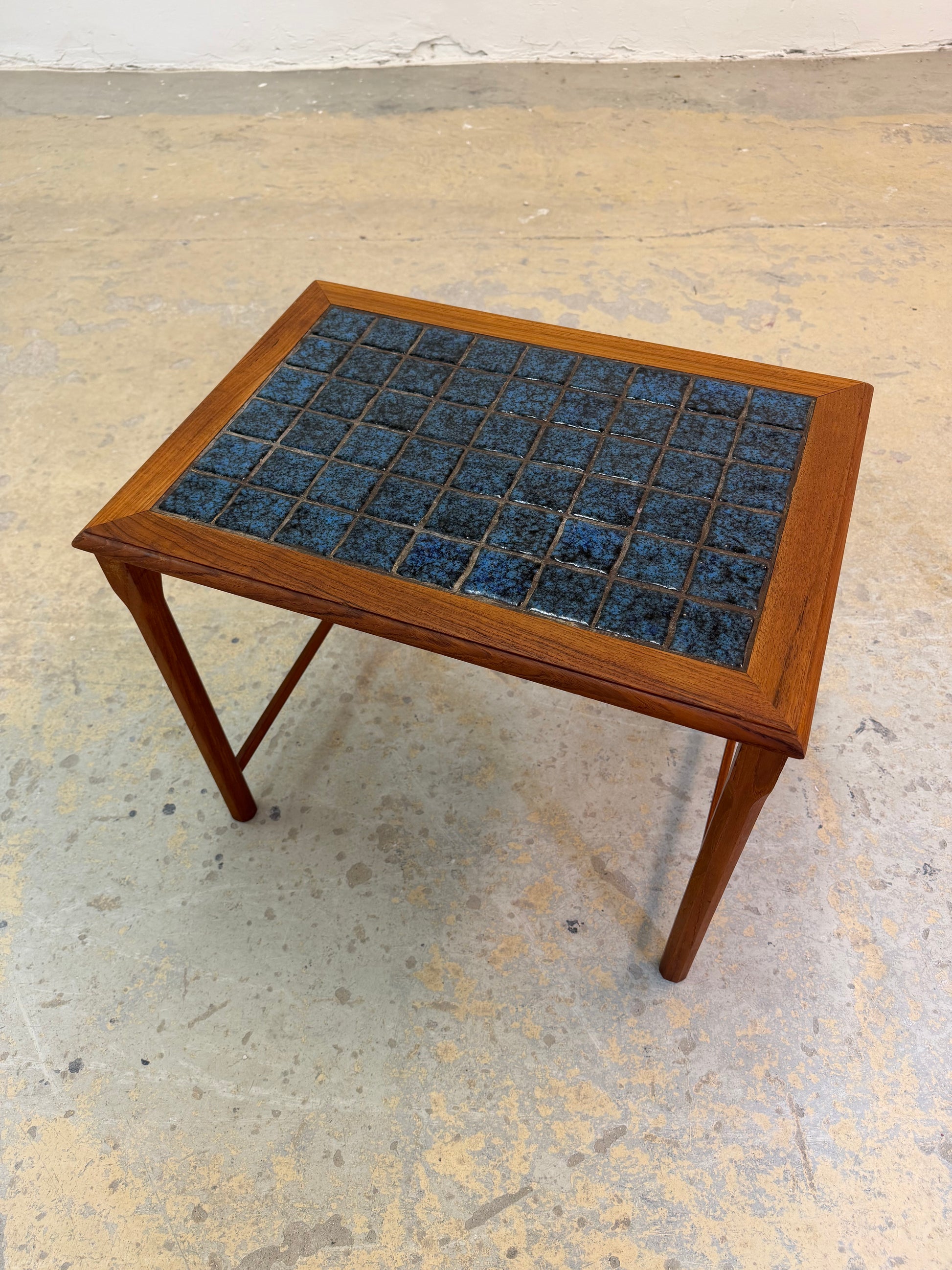 Beistelltisch Teak & blaue Fliesen aus Dänemark