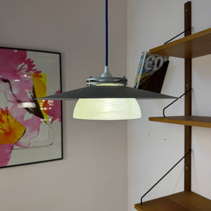 Lamellenlampe silbergrau mit marmoriertem Glasschirm aus Dänemark