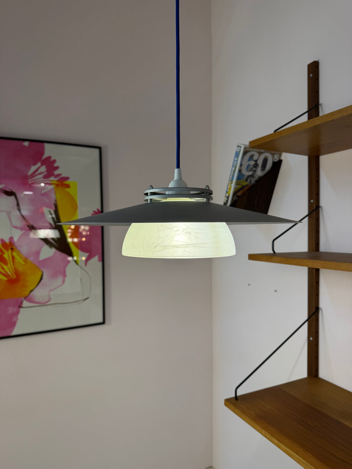 Lamellenlampe silbergrau mit marmoriertem Glasschirm aus Dänemark