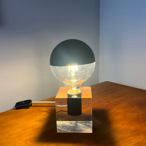 Tischlampe in Acrylkubus