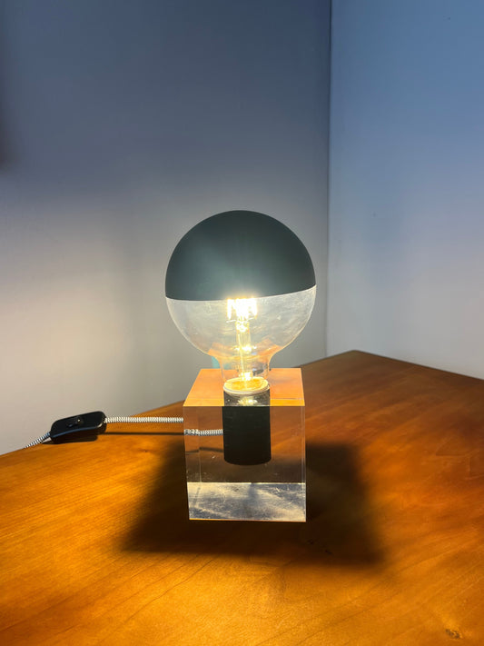 Tischlampe in Acrylkubus