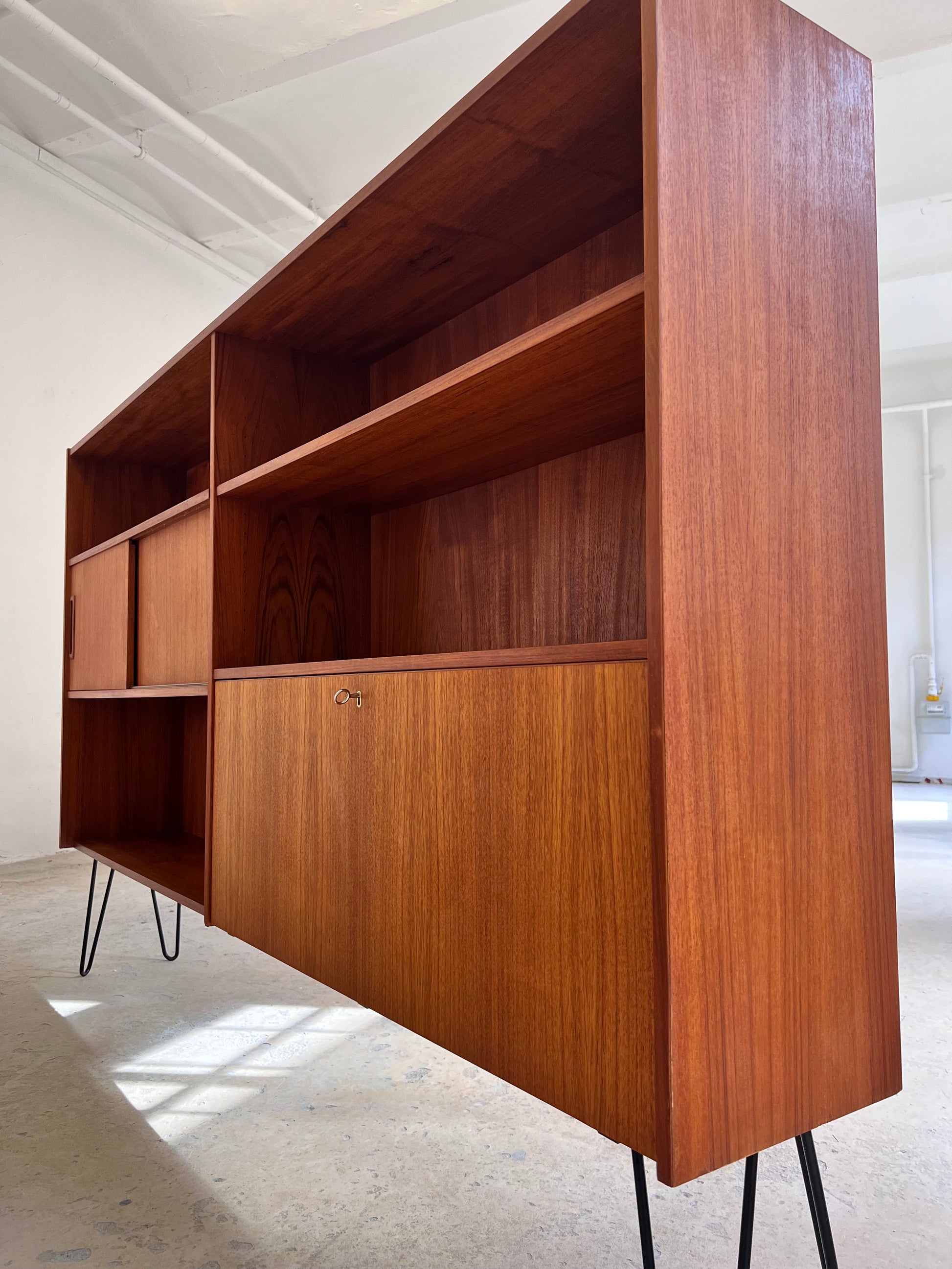 Regal auf Hairpinlegs aus Dänemark